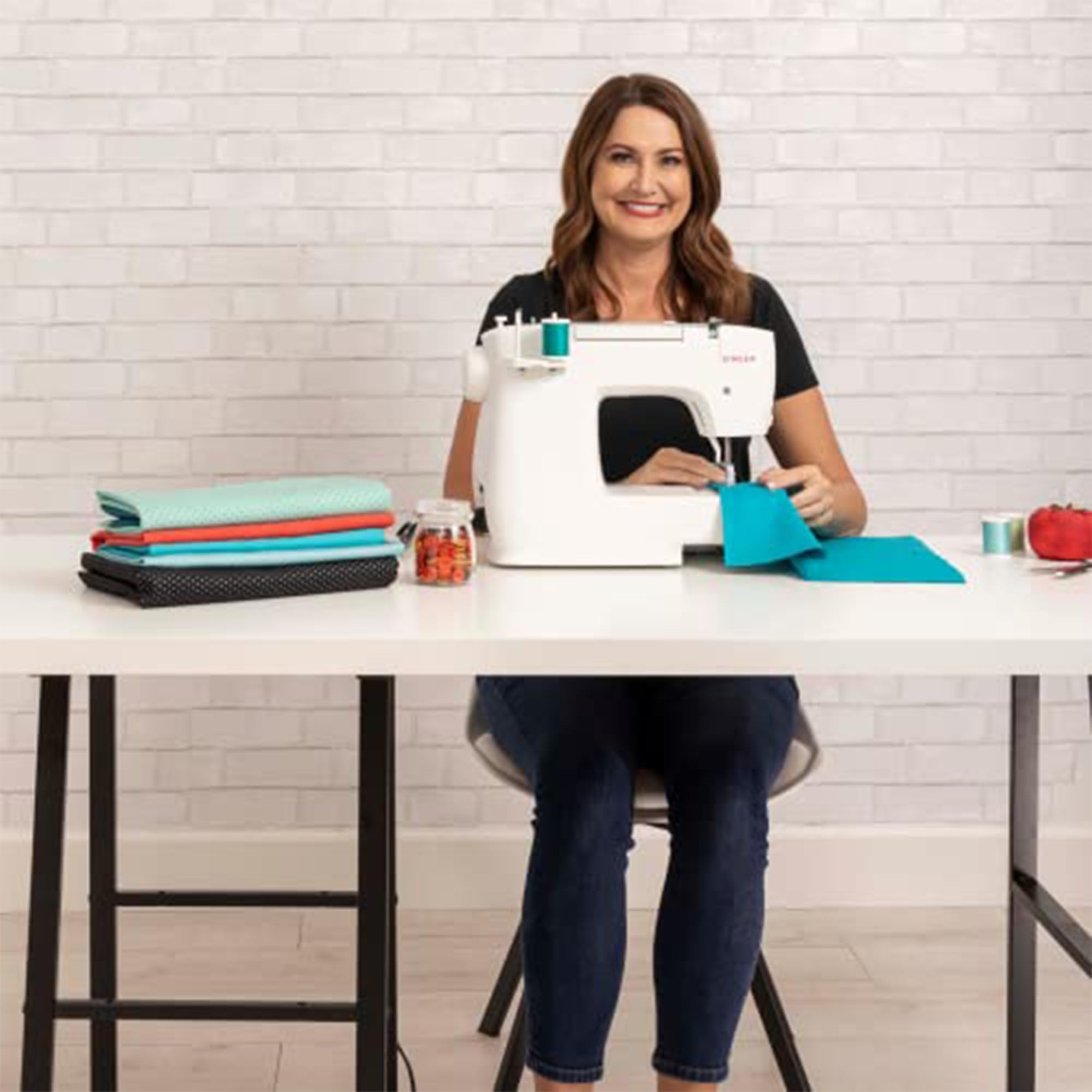 SINGER M2100 Lightweight & Compact Sewing Machine with 63 Built-in Stitches, LED Light & 4-Step Buttonhole - Perfect for Beginners, Quilting, Dressmaking & Home DIY Projects