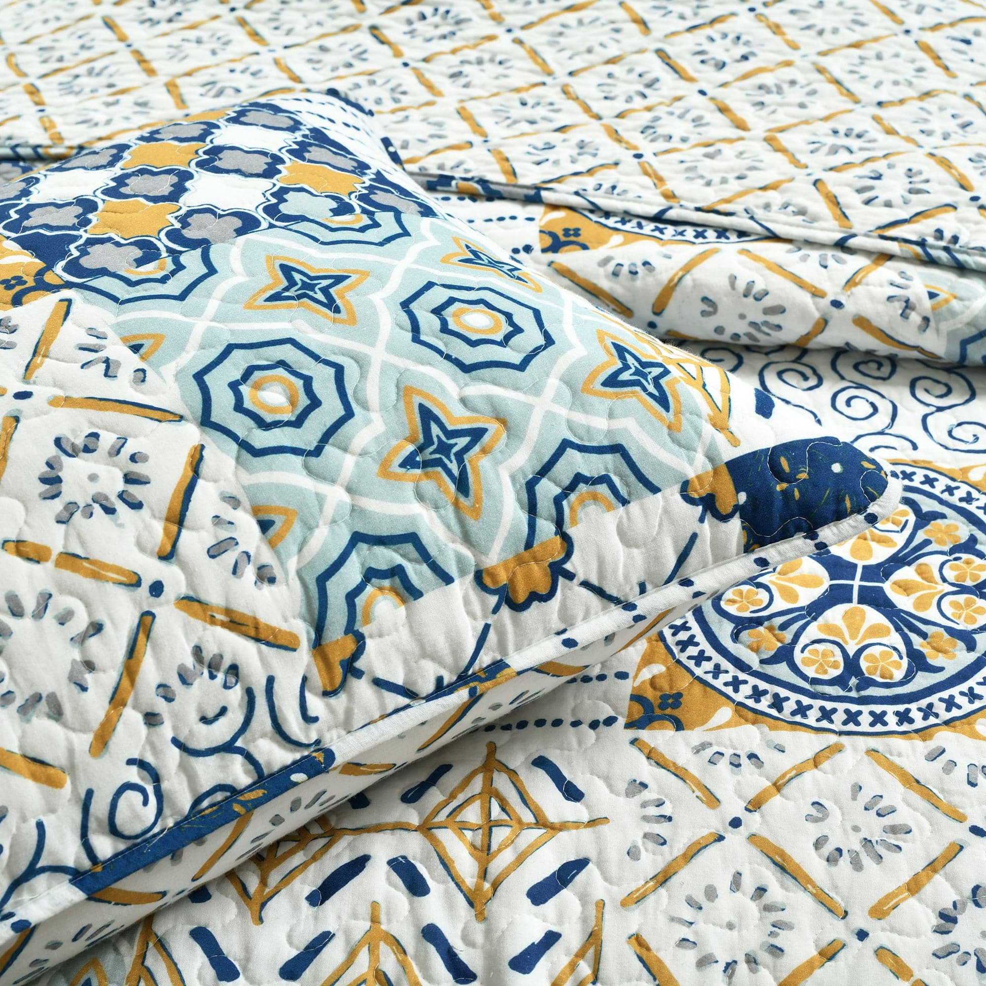 Monique Patch 3-Piece Quilt Set - Queen Size Bedding, Soft & Cozy Comforter with Matching Pillow Shams - Perfect for Master Bedroom, Guest Room & Cozy Home Decor