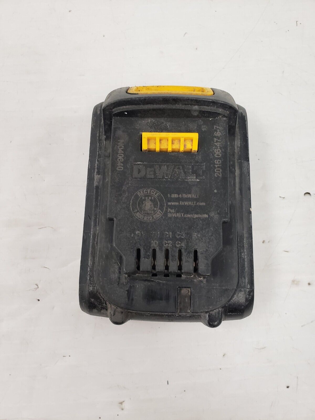 DEWALT DCB207 20V MAX Lithium-Ion Battery Pack - Compatible with DEWALT 20V Tools - Power Drills, Saws, Flashlights & More - Ideal for Construction, DIY Projects & Home Repairs