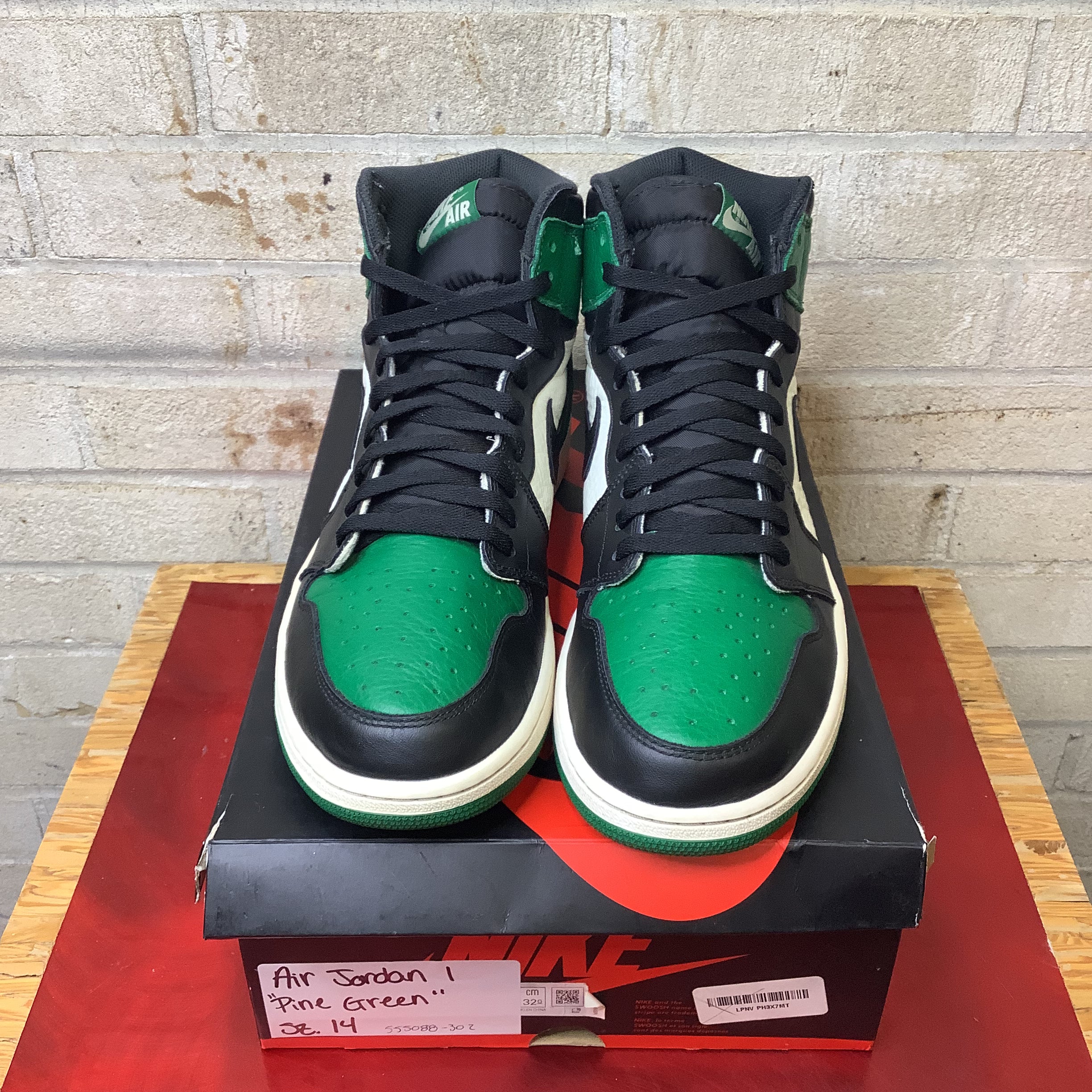 Air Jordan 1 Retro High OG Pine Green Men's Basketball Shoes Size 14 (555088-302) - Perfect for Sneaker Collectors & Streetwear Fashion