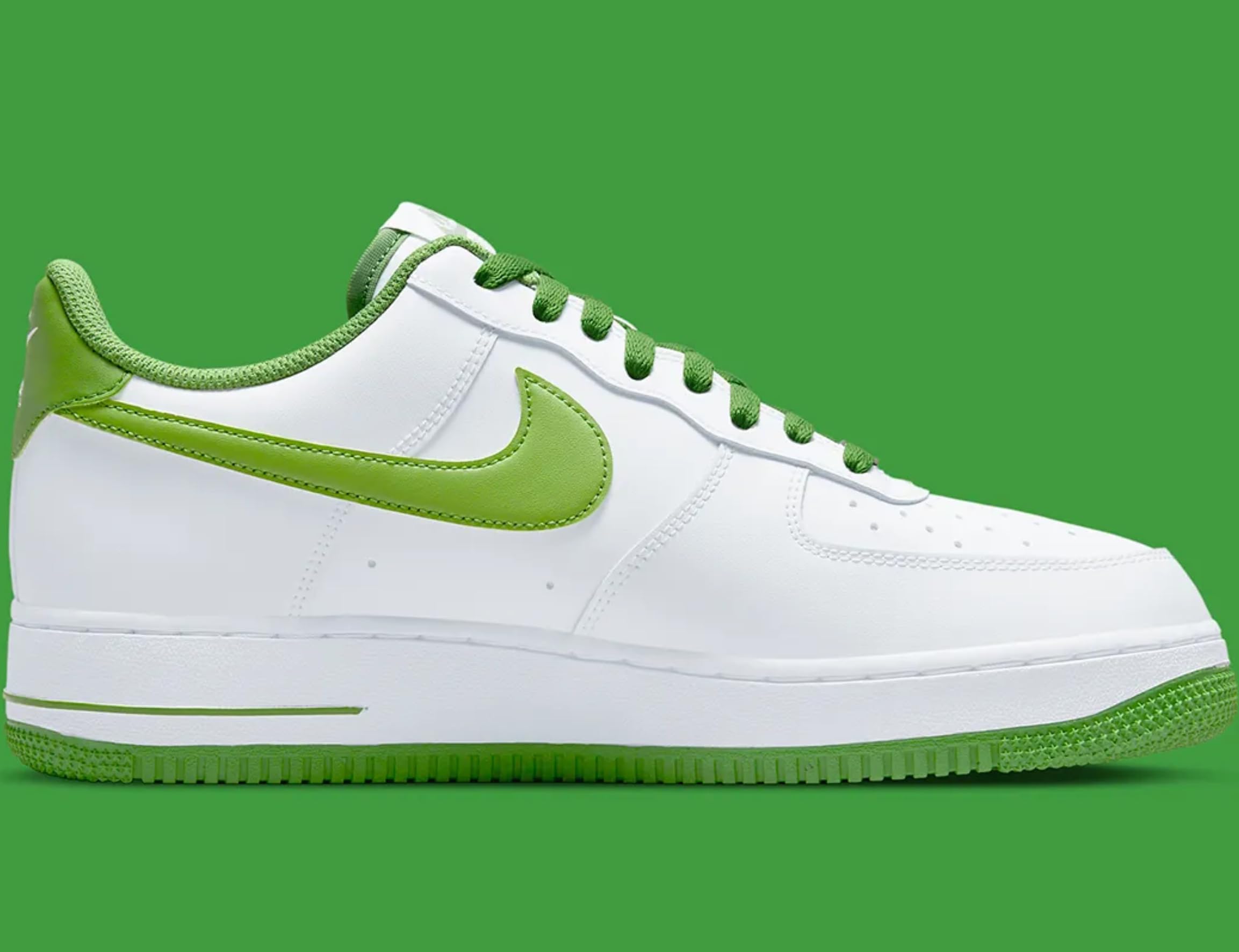 Nike Men's Retro Sneakers in White, Chlorophyll Green & Candy Apple - Size 13.5 AU | Classic Athletic Shoes for Running, Gym & Casual Wear