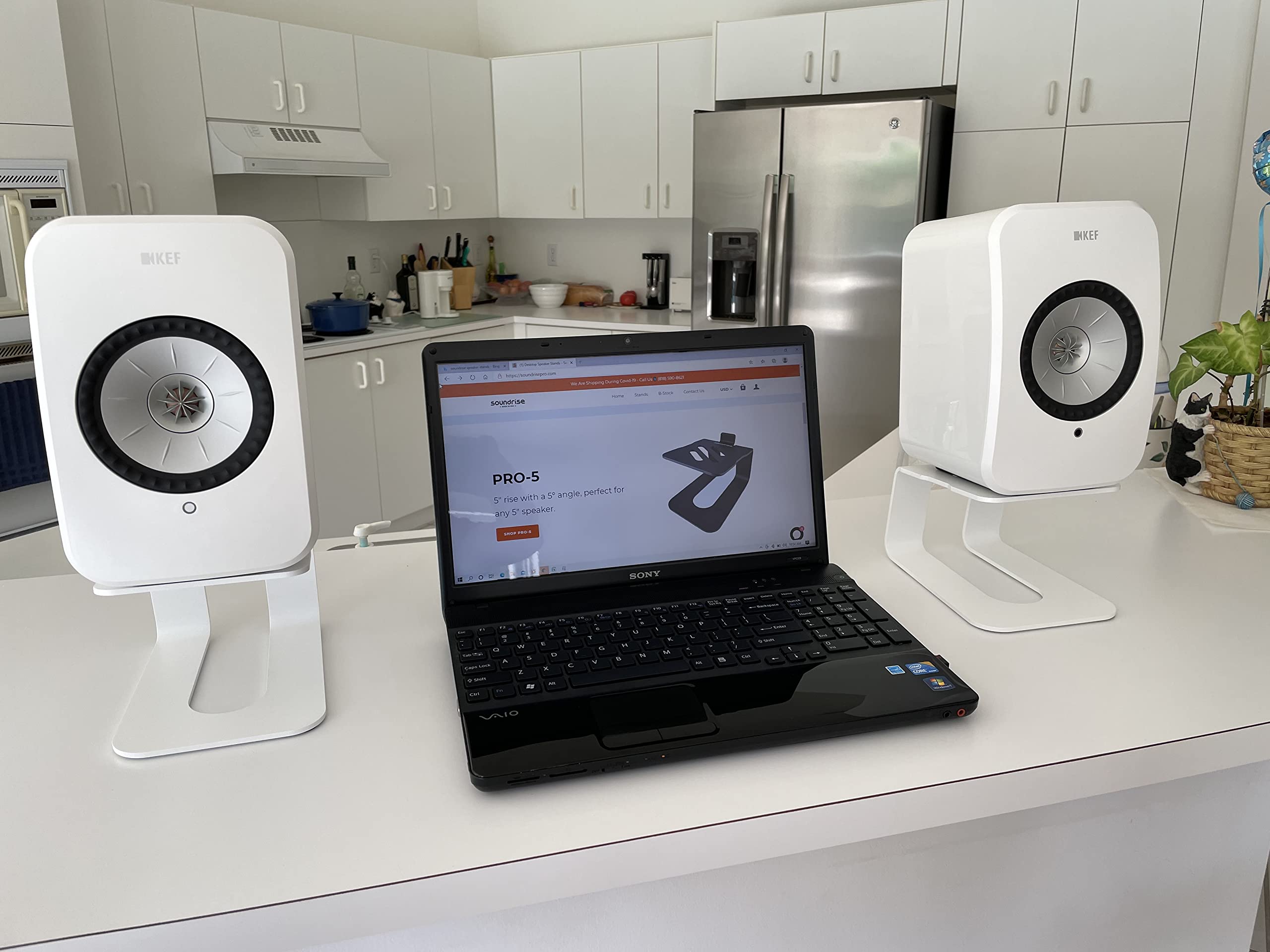 Soundrise PRO5 Studio Monitor Stands - Heavy Duty Pair for Bookshelf Speakers, Sonos Play Five, Yamaha HS5 - Vibration Dampening & Decoupling - Matte White Desktop/Table Stands - Made in USA - Perfect for Home Studios & Professional Audio Setups