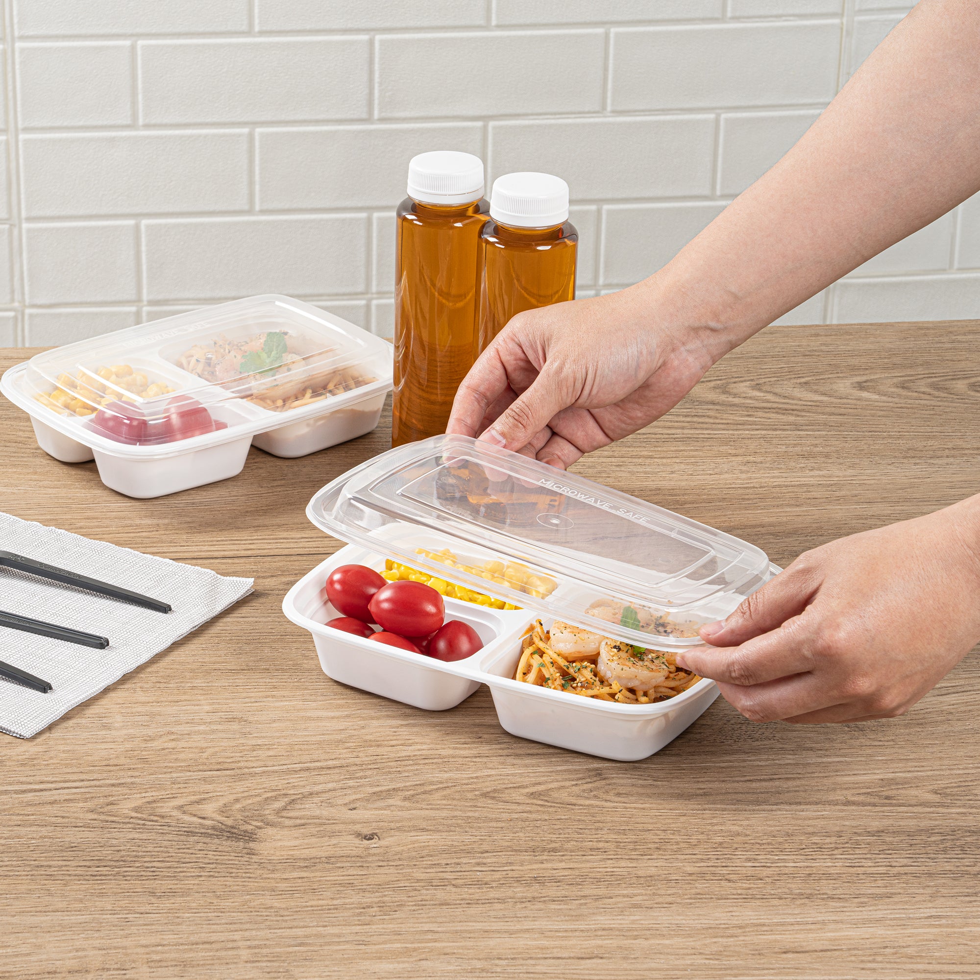 26 oz White Plastic 3-Compartment Meal Prep Containers with Clear Lids - Microwave Safe, BPA Free (8.75