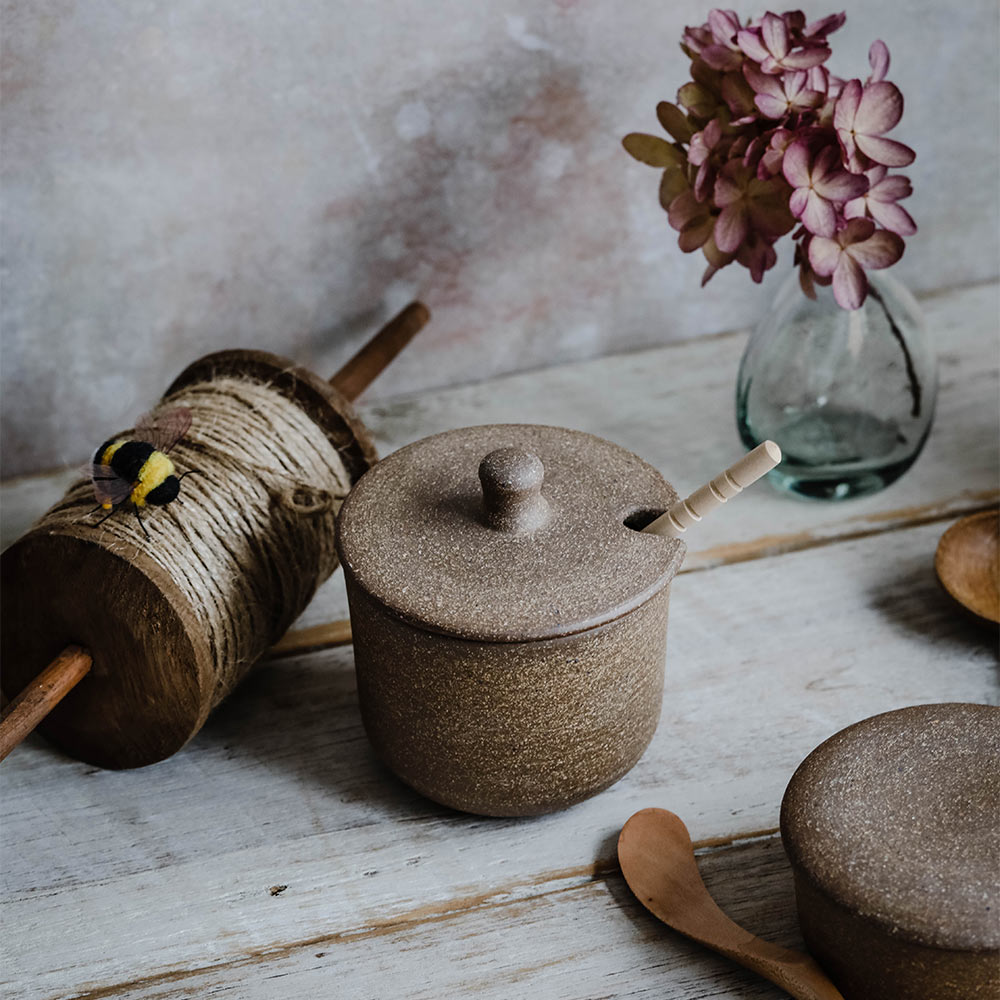 Rustic Ceramic Honey Jar with Wooden Dipper - Natural Raw Honey Storage Container for Kitchen, Tea, Breakfast & Gift Giving