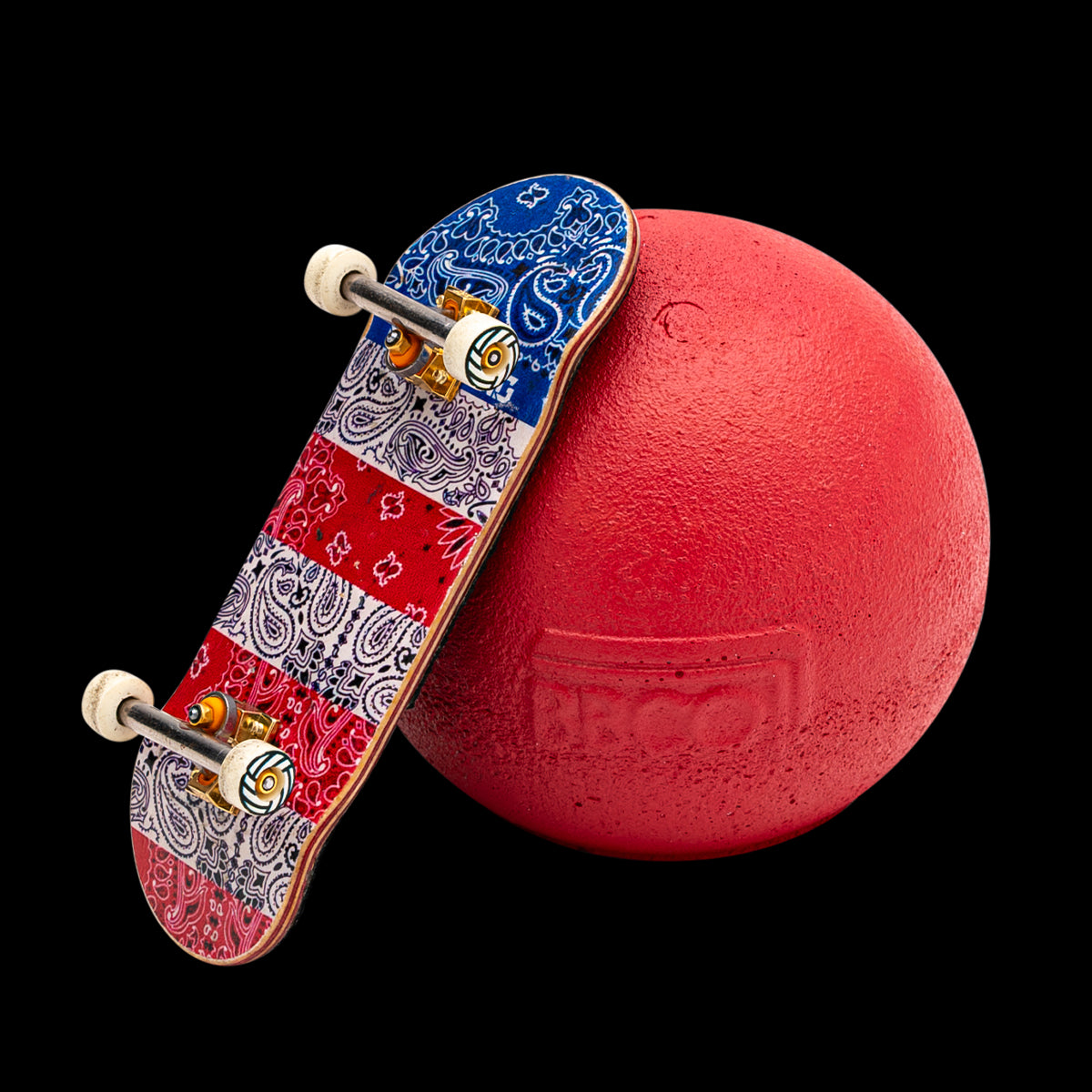 BBCO Fingerboard Ramp with Ball - Mini Skateboard Ramp for Fingerboards - Perfect for Skate Tricks, Stunts & Practice - Great Gift for Skateboard Enthusiasts & Kids - Use at Home, Office or School for Fun Breaks