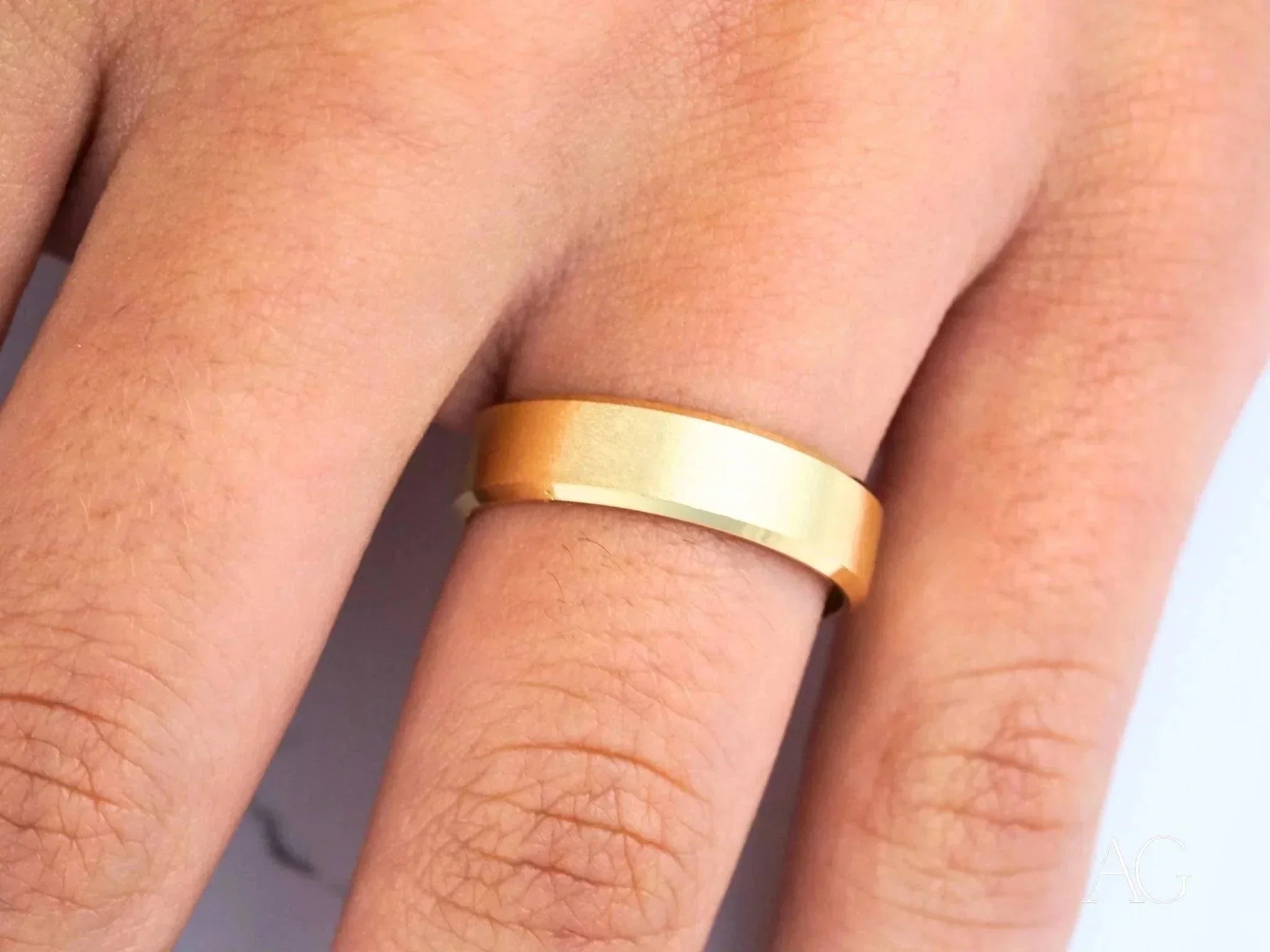 18K Gold Wedding Band for Women & Men - Classic & Modern Elegance - Perfect for Engagement, Anniversary & Everyday Wear