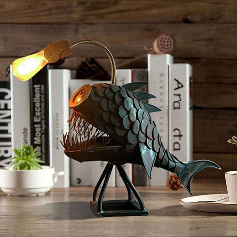 CAFELE Rustic USB Angler Fish Night Light - Steampunk Style Table Lamp with Realistic Flickering LED Flame Bulbs, Handcrafted Home Office Decor for Bedroom, Gaming Room & Dorm (5xin)