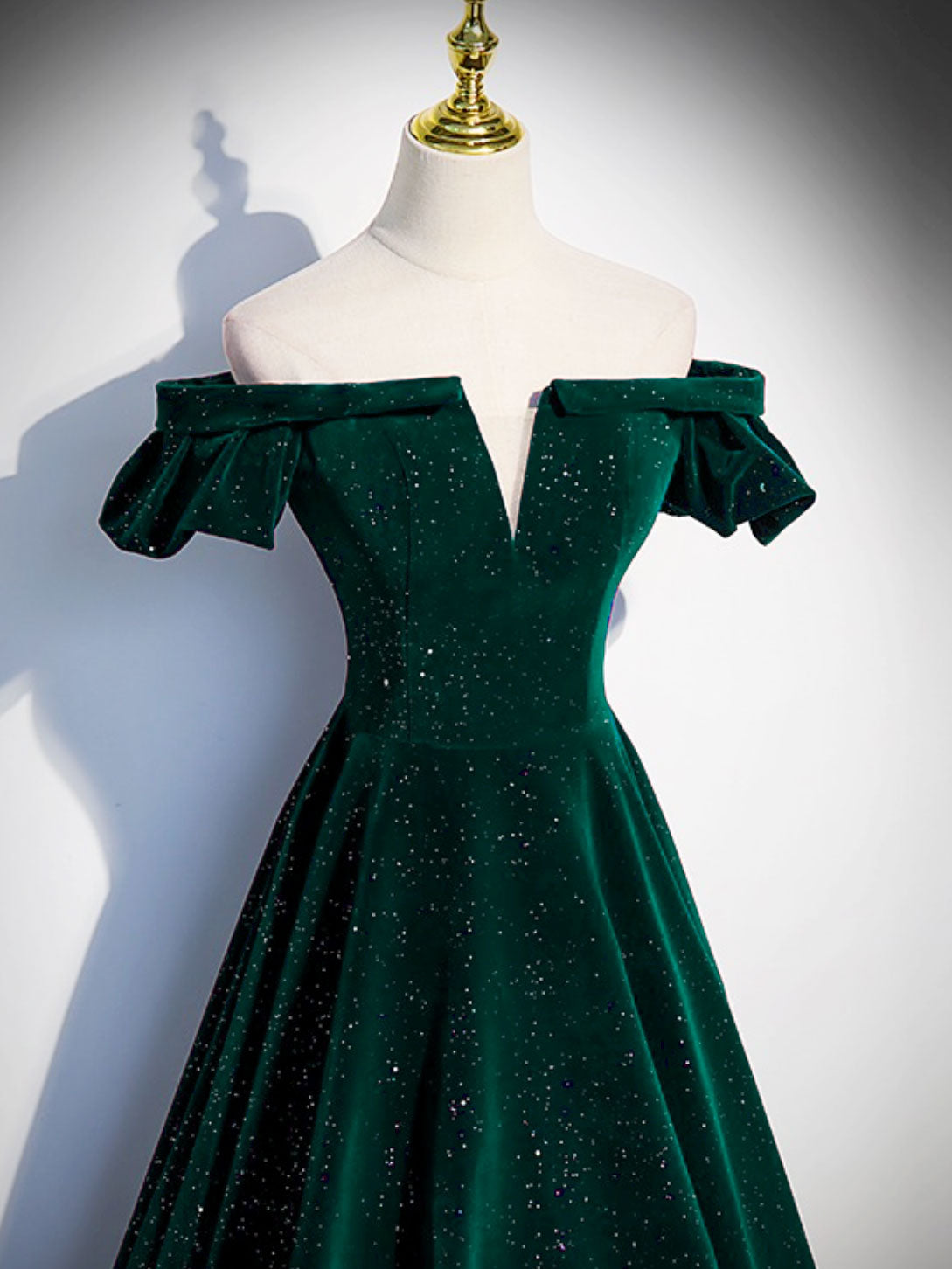 Elegant Green Velvet A-Line Off Shoulder Long Prom Dress for Graduation & Formal Events - Perfect for Homecoming, Dances & Special Occasions