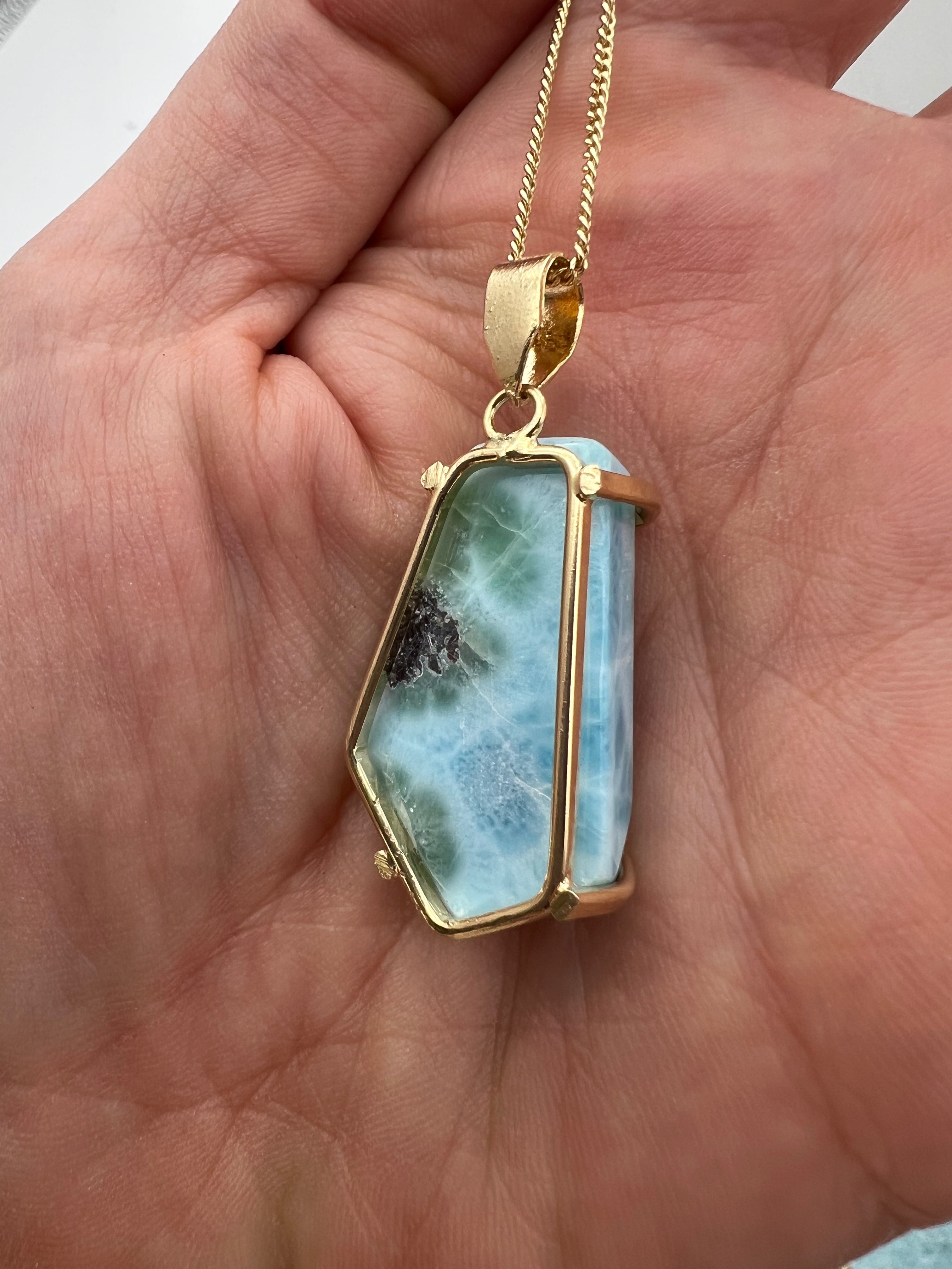 Vergoldete Larimar Halskette - Crystal and Sage Jewelry | Healing Stone Necklace for Women | Perfect for Meditation, Yoga & Spiritual Gifts