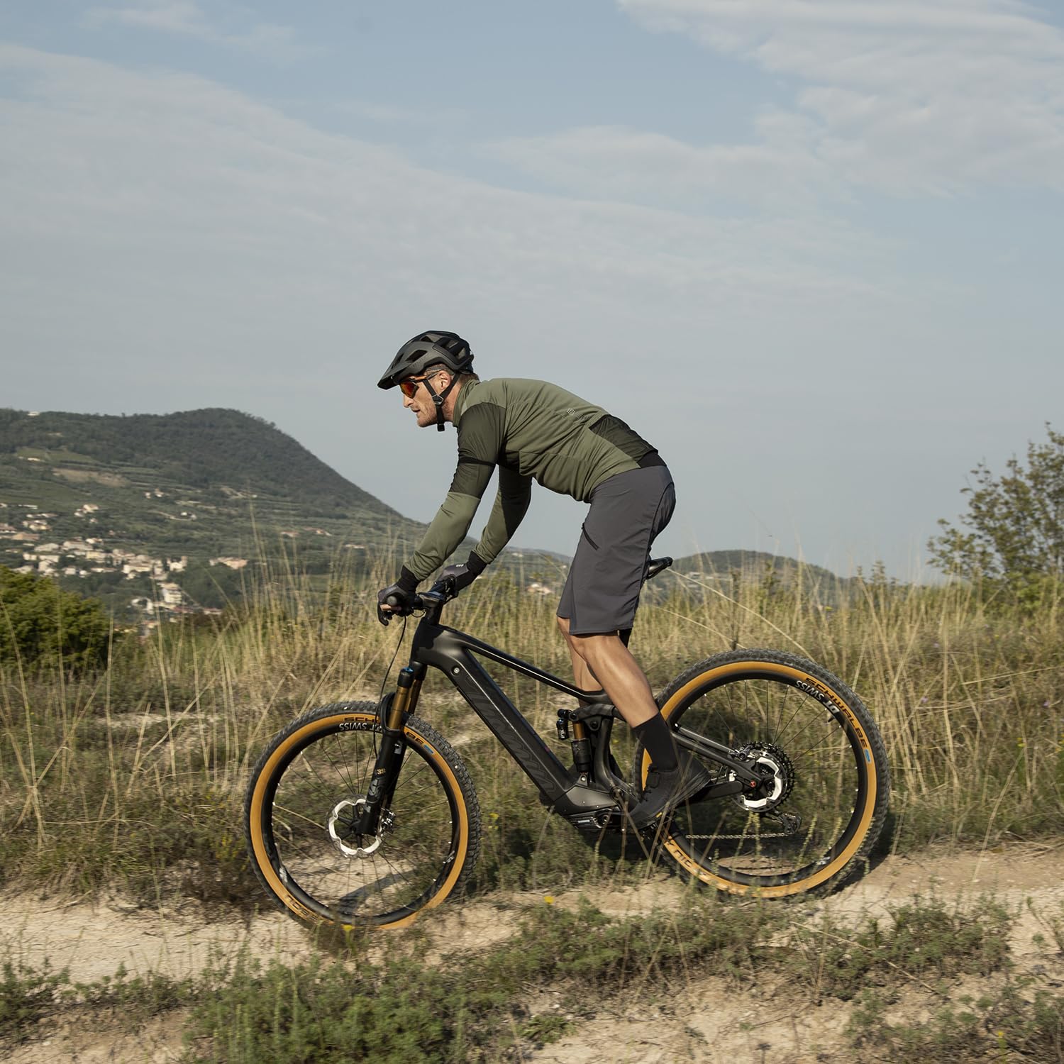 Selle Italia X-Bow Superflow Bike Saddle - Lightweight Alloy FeC Frame, Anatomical Cutout for Enduro, E-Bike & E-Mountain Bike | Perfect for Trail Riding & Off-Road Cycling
