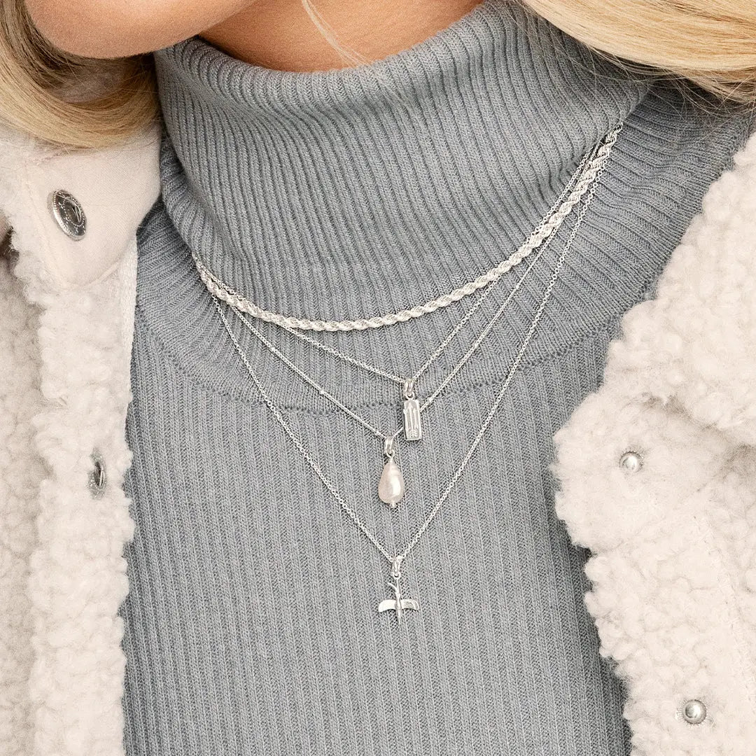Motion Arrow Charm Pendant Necklace - Elegant Arrow Jewelry for Women - Perfect for Everyday Wear, Gifts & Special Occasions