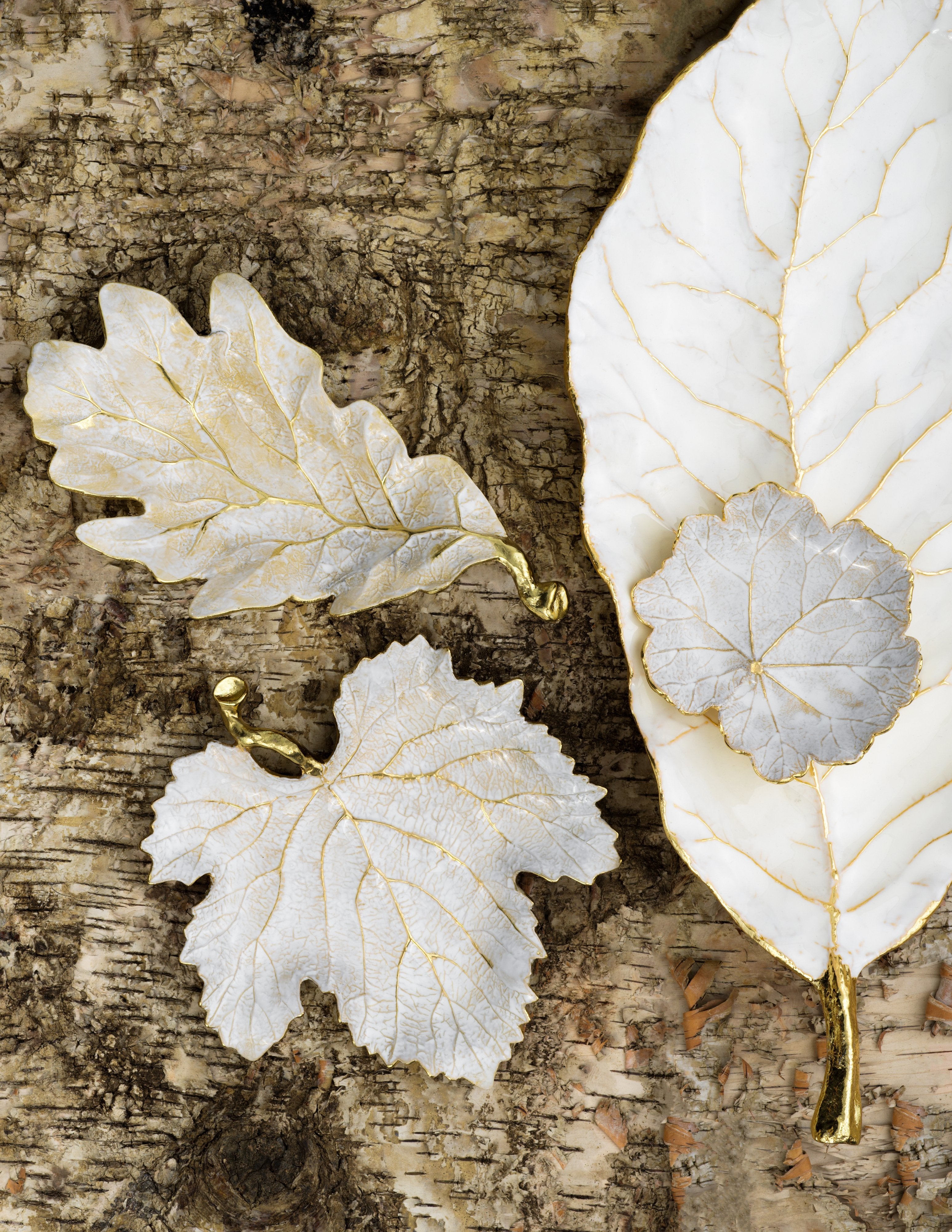 Magnolia Winter Leaves Decorative Dish - Elegant Floral Serving Tray for Holiday Tablescapes, Dessert Presentation & Home Decor