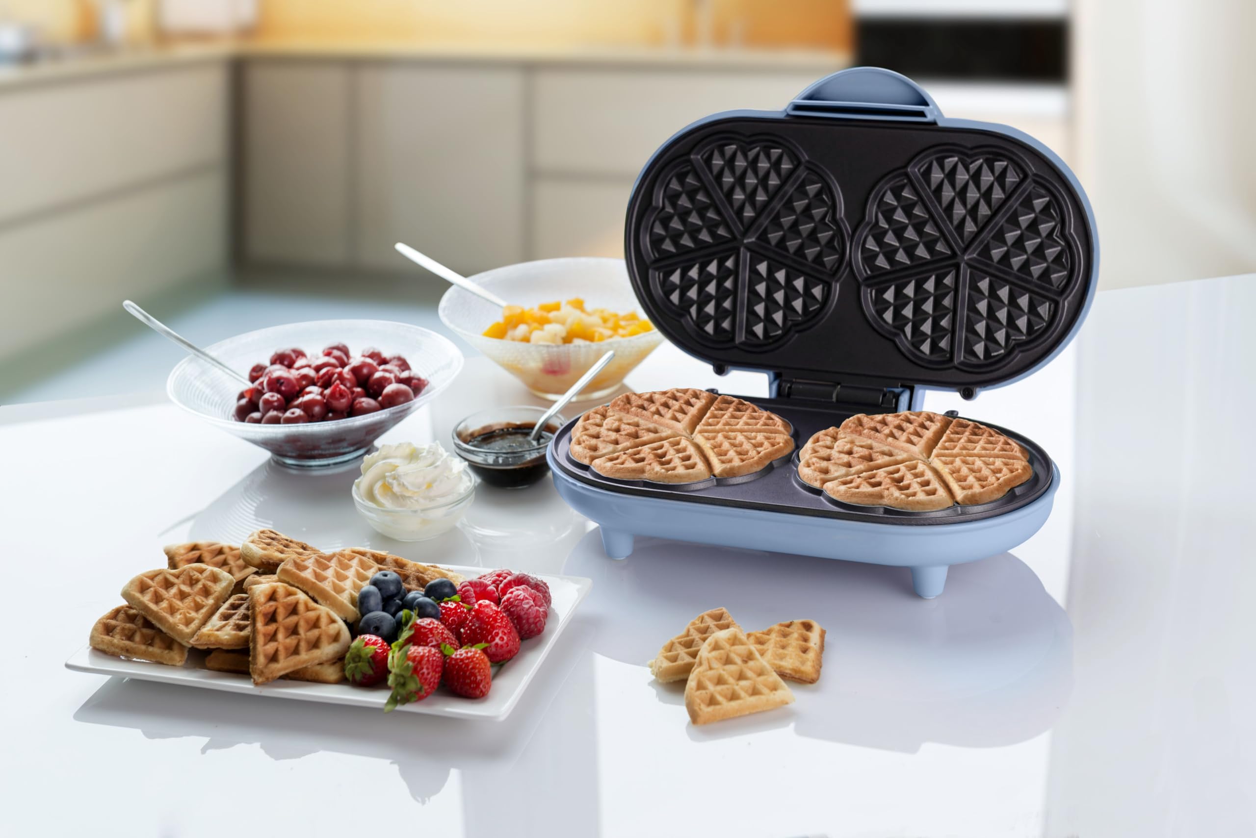 Bestron Heart-Shaped Double Waffle Maker - Non-Stick Surface & LED Indicator, Sweet Dreams Collection, 700W, Blue - Perfect for Romantic Breakfasts, Family Brunches & Valentine's Day Gifts