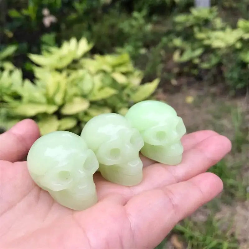3.8cm Glowing Crystal Skull Carving - Polished Feng Shui Healing Stone, Reiki Energy Gemstone for Wiccan Altar Decor, Meditation & Spiritual Gifts (1 Piece) | Perfect for Home Decor, Yoga Spaces & Positive Energy Enhancement