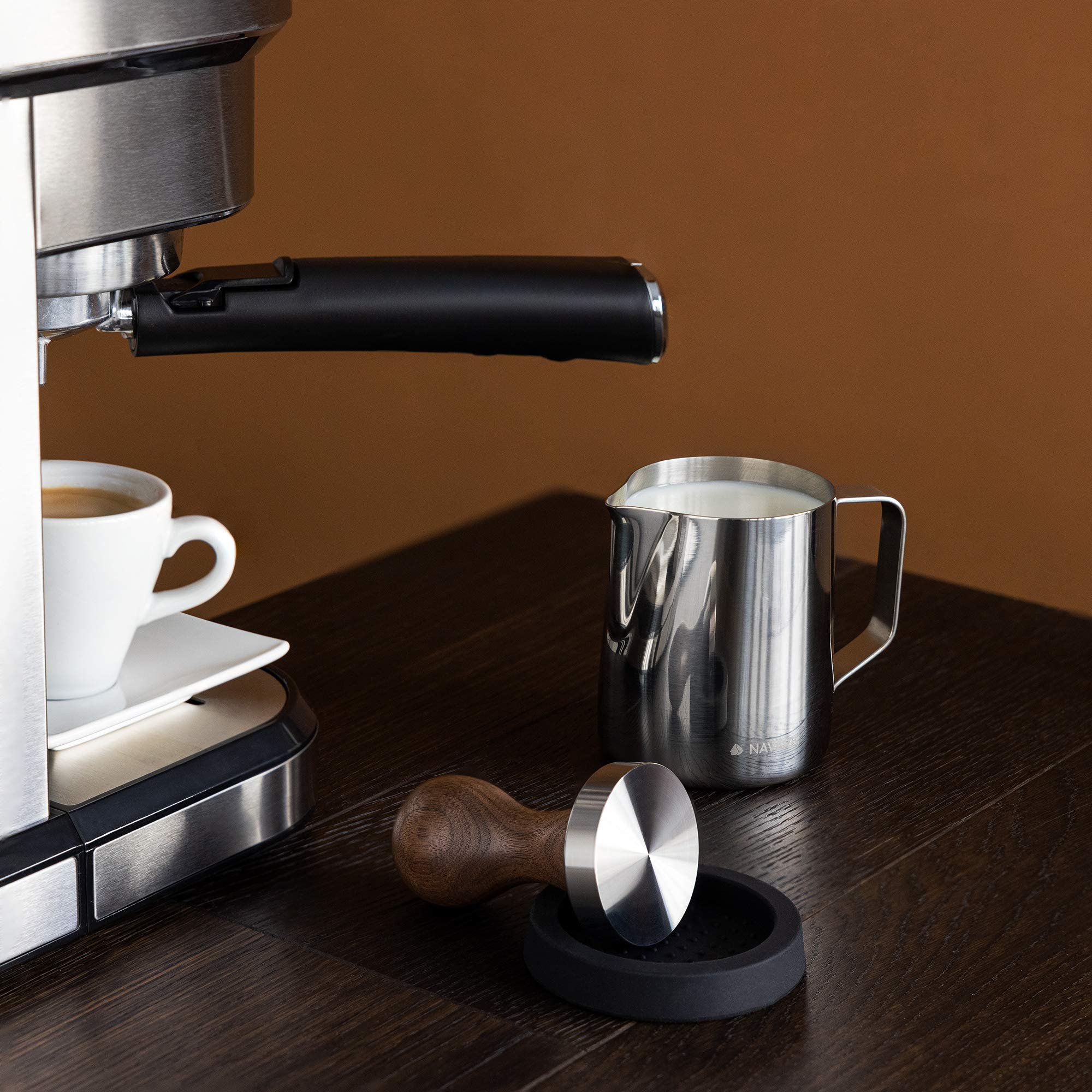 Navaris 51mm Coffee Tamper Set - Stainless Steel Espresso Press with Walnut Handle & Milk Frothing Pitcher - Professional Barista Tools for Home Brewing | Perfect for Espresso Machines & Latte Art