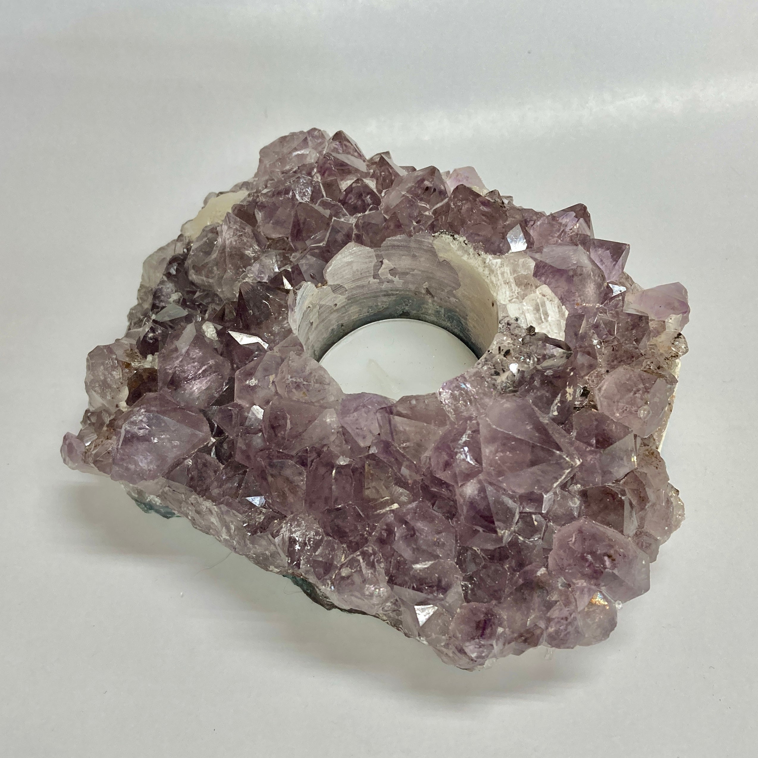 Natural Amethyst Crystal Candle for Home Decor, Meditation & Relaxation - Handmade Aromatherapy Soy Wax Candle with Healing Gemstone for Stress Relief & Spiritual Balance
