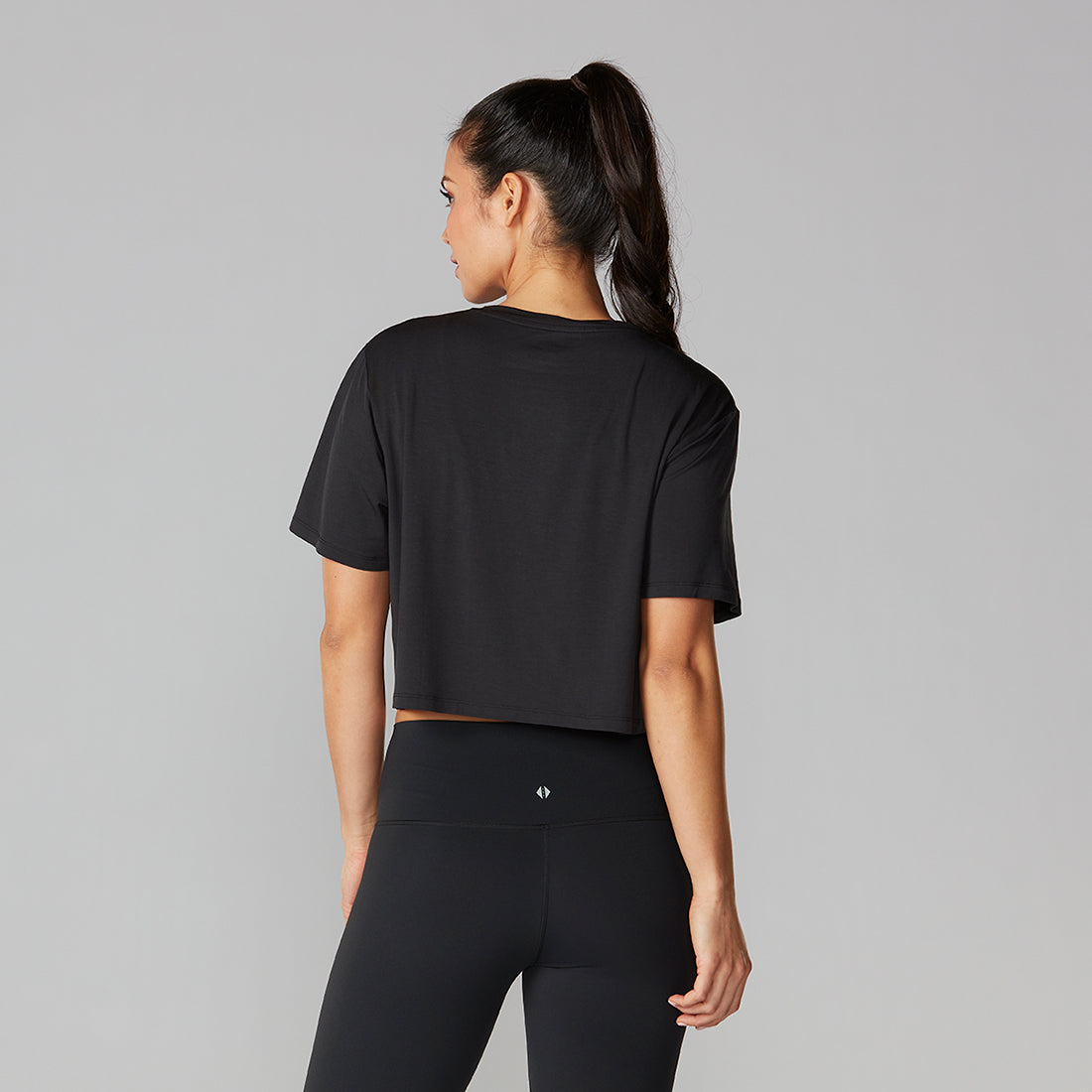 Tavi Noir Women's Short Sleeve Crop Top - Trendy Casual Summer T-Shirt for Streetwear, Outfits & Fashion | Perfect for Parties, Dates & Everyday Wear