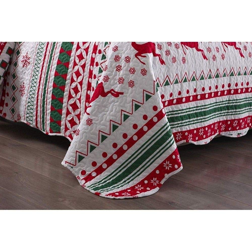 3-Piece Queen Cabin Quilt Set - White & Red Snow Flakes Deer Print with Aztec Geometric Pattern, Reversible Lodge Farmhouse Bedding with Scalloped Edges & Stripes - Perfect for Christmas Decor, Cozy Winter Nights & Rustic Cabin Retreats
