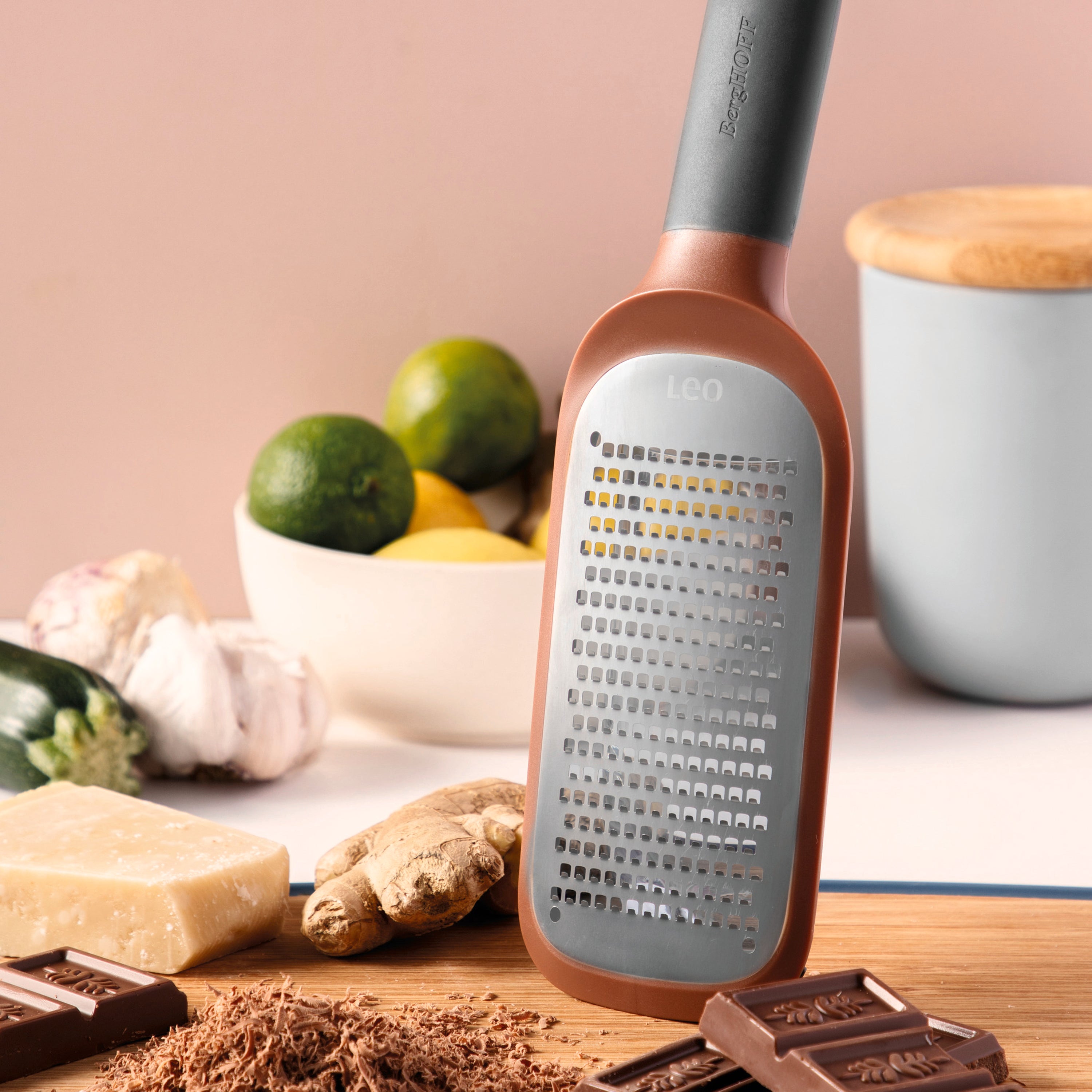 BergHOFF Leo Coarse Paddle Grater 10.75 Inch - Brown Stainless Steel Cheese Grater & Vegetable Shredder - Perfect for Kitchen, Salad Prep & Pasta Making