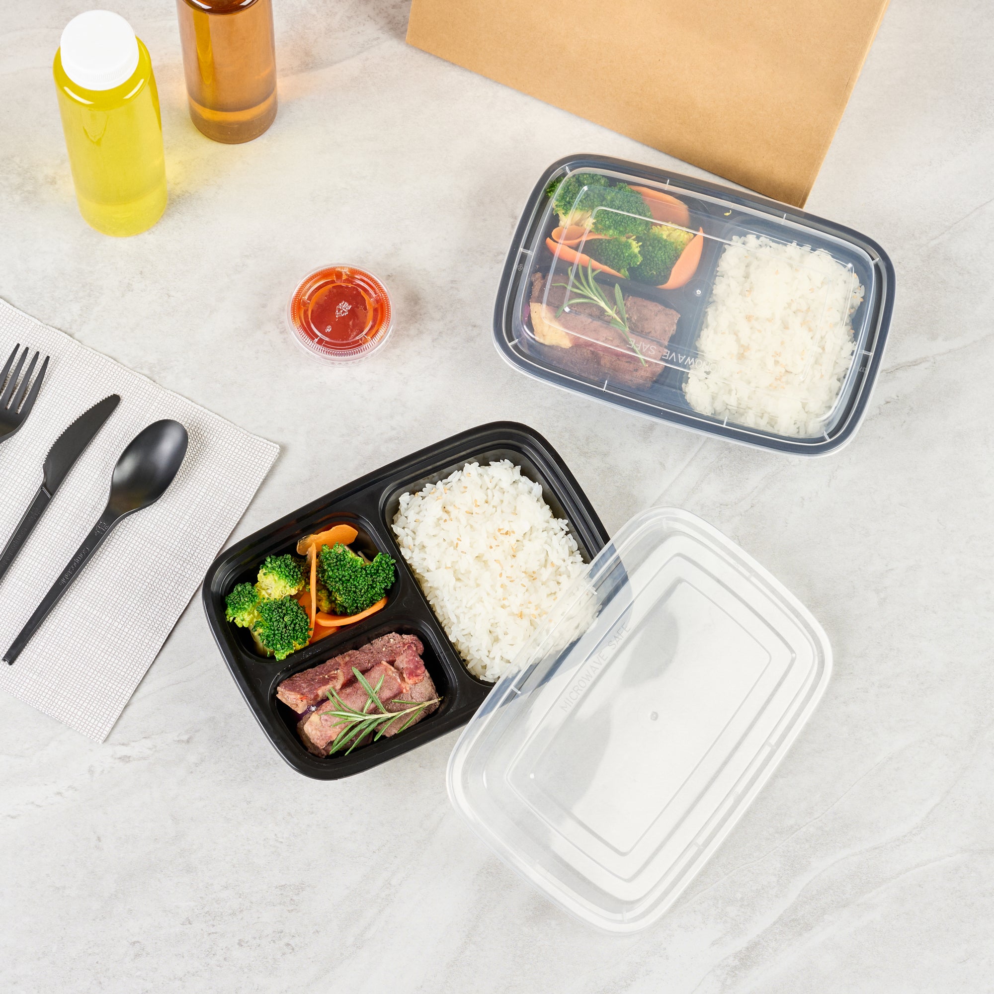 26 oz Black 3-Compartment Plastic Food Storage Containers with Clear Lids - Microwave Safe, 8.75