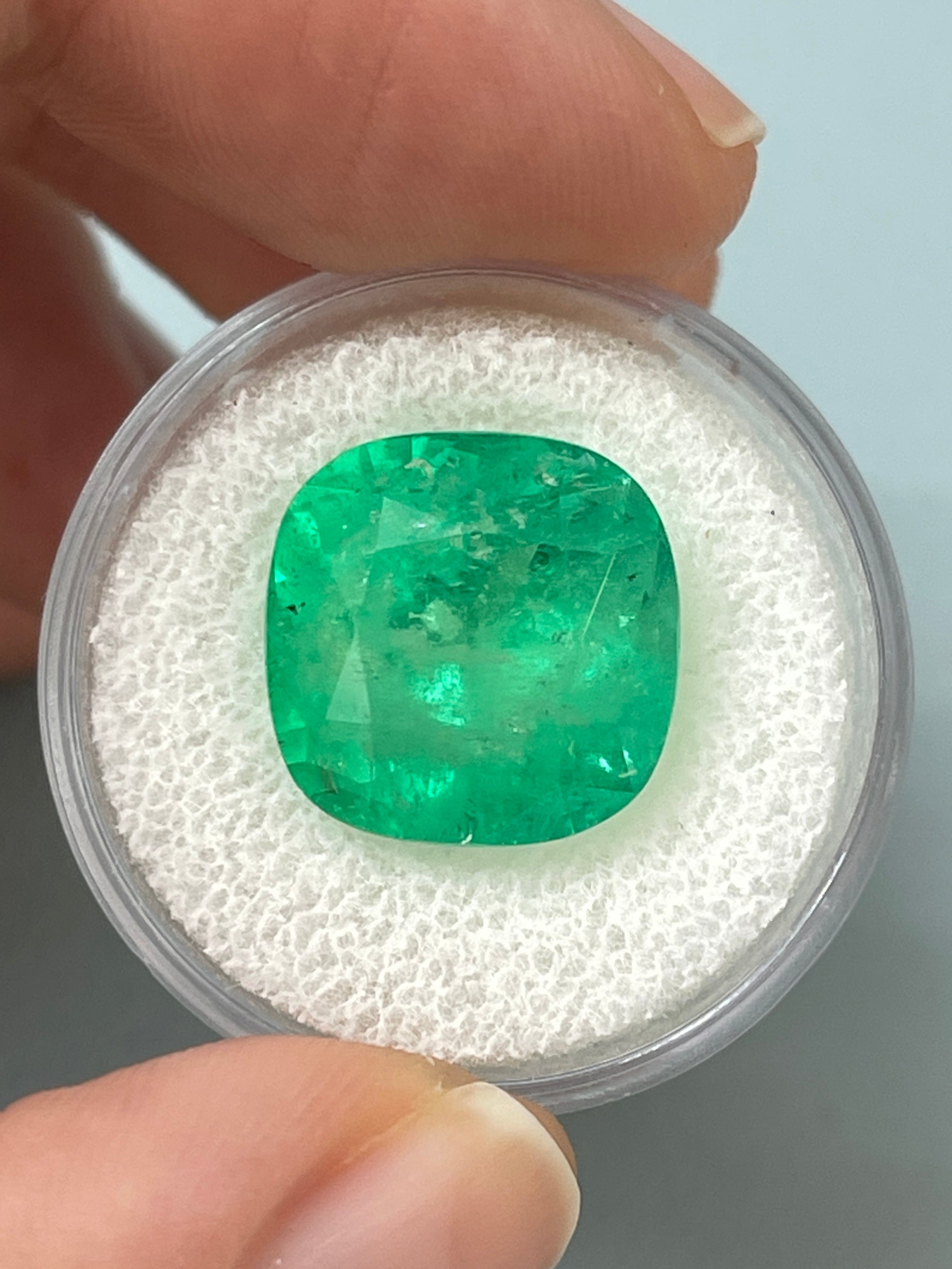 12.66 Carat Natural Colombian Emerald Gemstone - Cushion Cut 14x14mm for Jewelry Making, Engagement Rings & Luxury Gifts