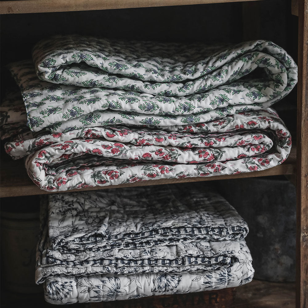 Handmade Kantha Quilt No. 0425 - Traditional Indian Cotton Patchwork Bedspread for Cozy Home Decor & Bohemian Style Bedroom - Perfect for Winter Warmth, Guest Room Accent, and Yoga Meditation Space