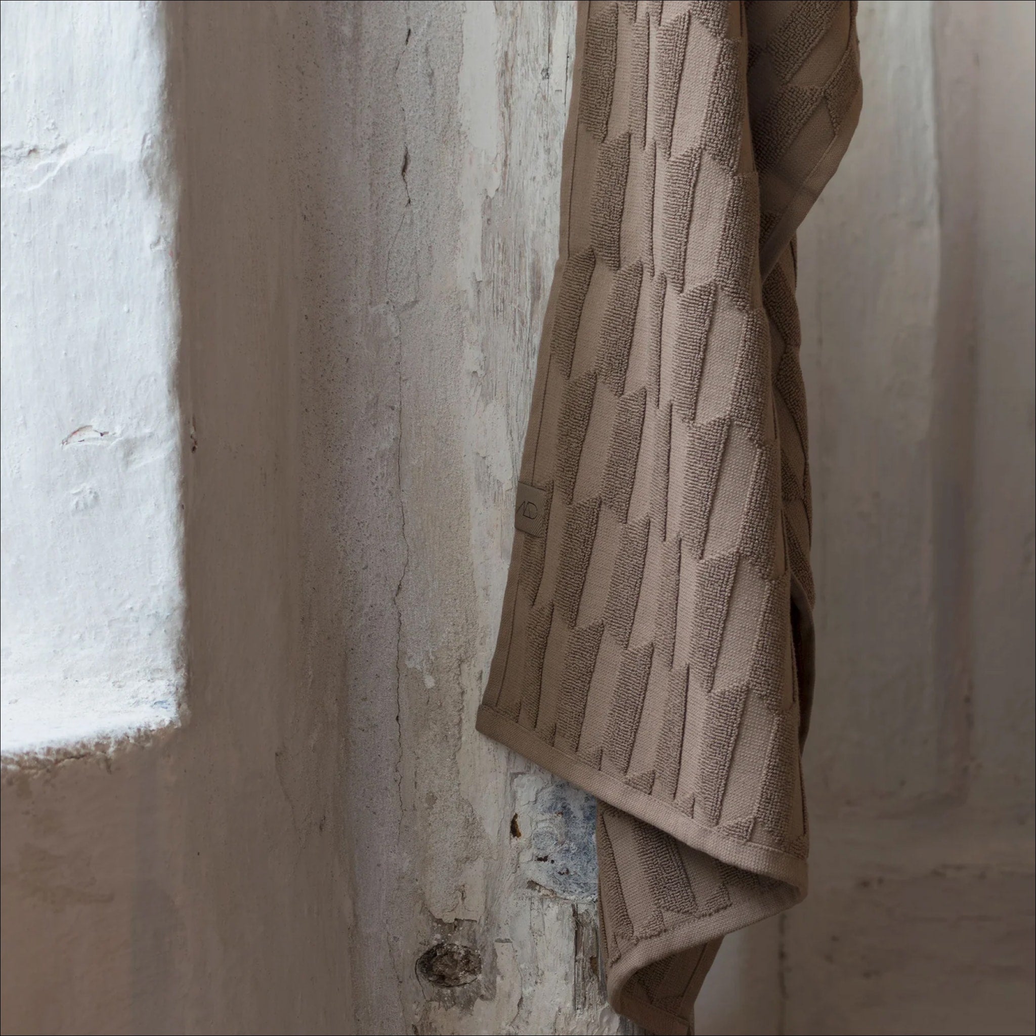 METTE DITMER Geo Bath Towel - Organic Cotton 70x133cm (27x52 inches) - Soft & Absorbent - Light Nougat Color - Perfect for Spa, Bathroom & Beach Use
