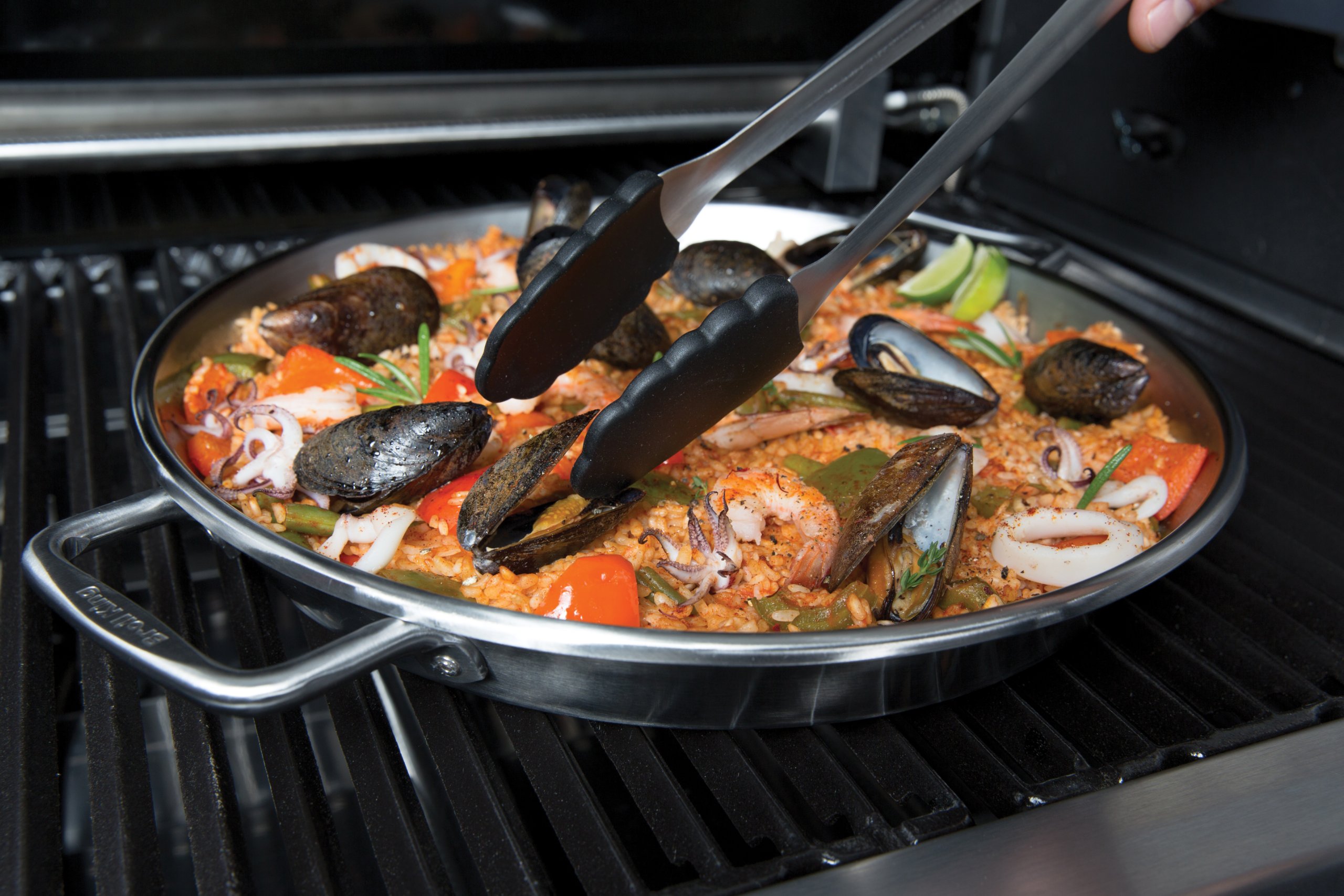 Broil King 69614 Premium 15-Inch Carbon Steel Paella Pan - Authentic Spanish Cooking for Outdoor Grilling & Family Gatherings