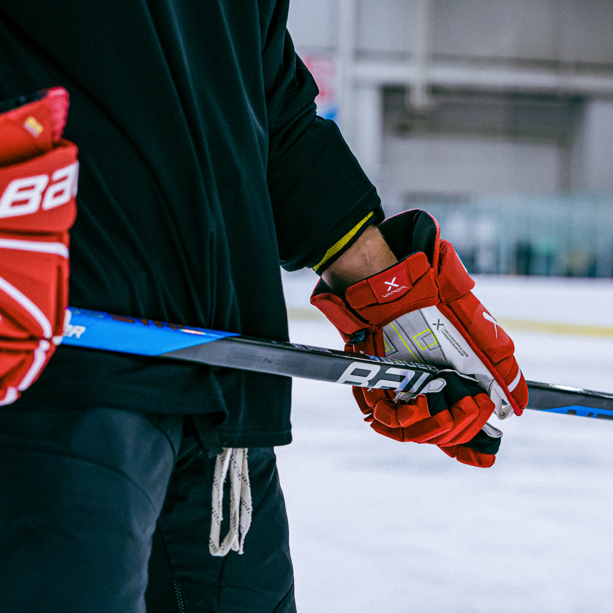 Vapor Hyperlite Senior Hockey Gloves - Lightweight & Durable for Competitive Play - Perfect for Ice Hockey & Training Sessions