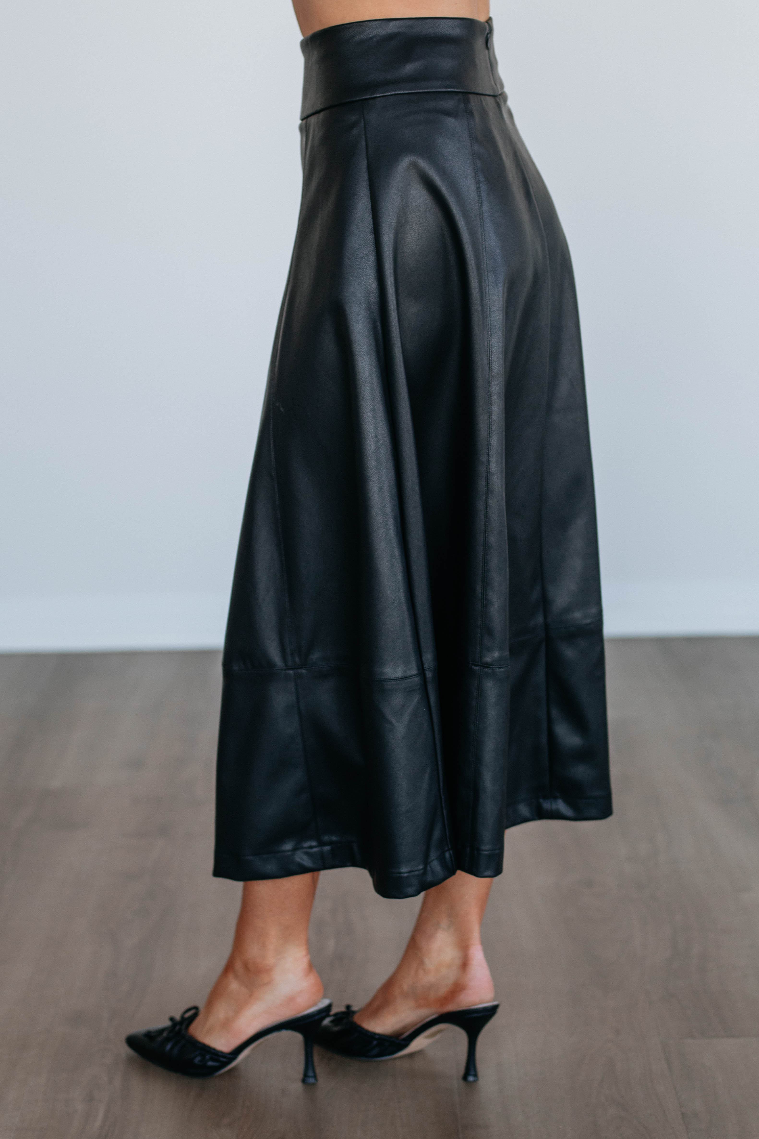 Elegant Lolita Style Leather Skirt for Women - Gothic Punk Fashion Mini Skirt - Perfect for Cosplay, Halloween & Vintage Outfits