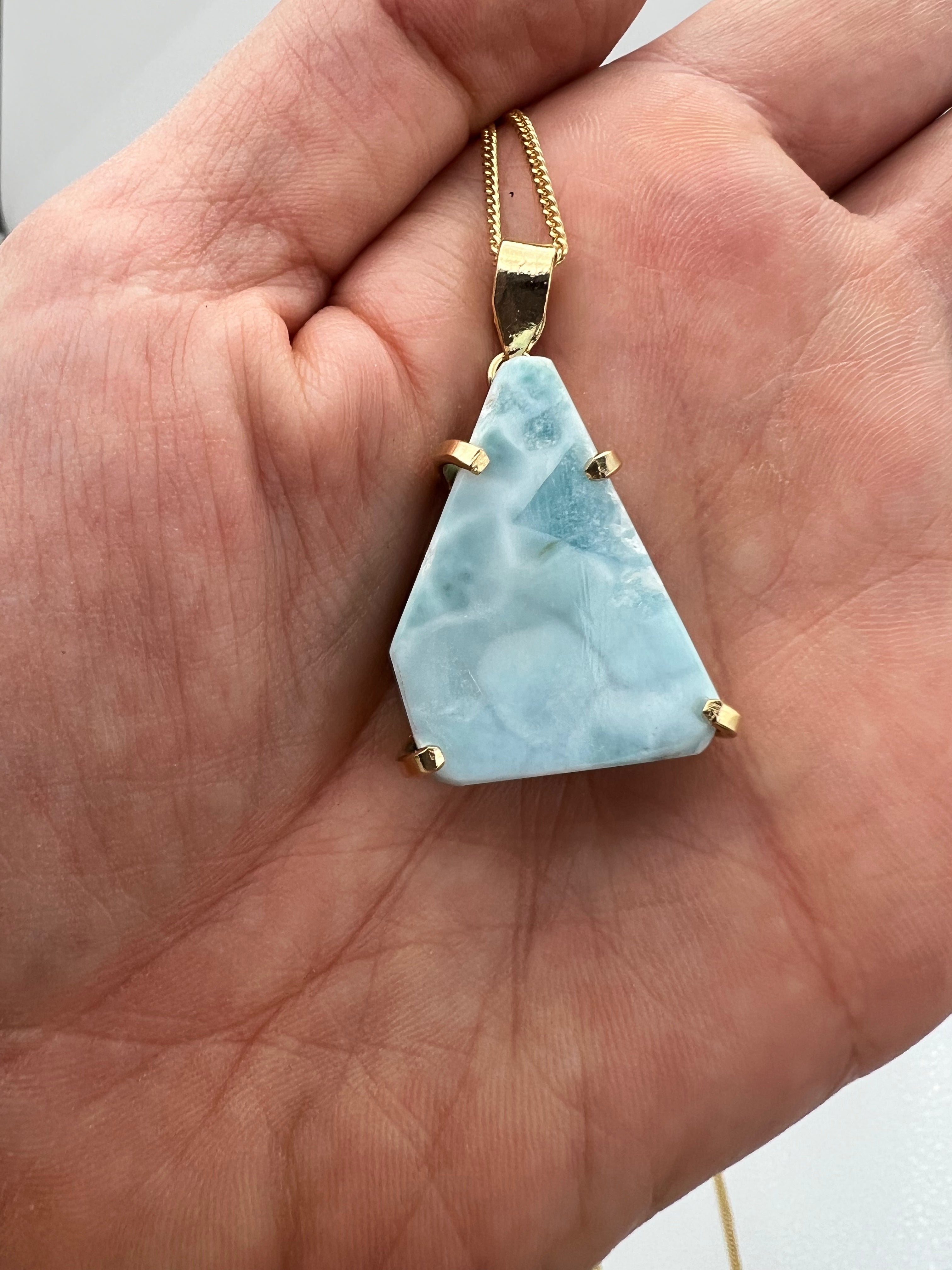 Vergoldete Larimar Halskette - Crystal and Sage Jewelry | Healing Stone Necklace for Women | Perfect for Meditation, Yoga & Spiritual Gifts