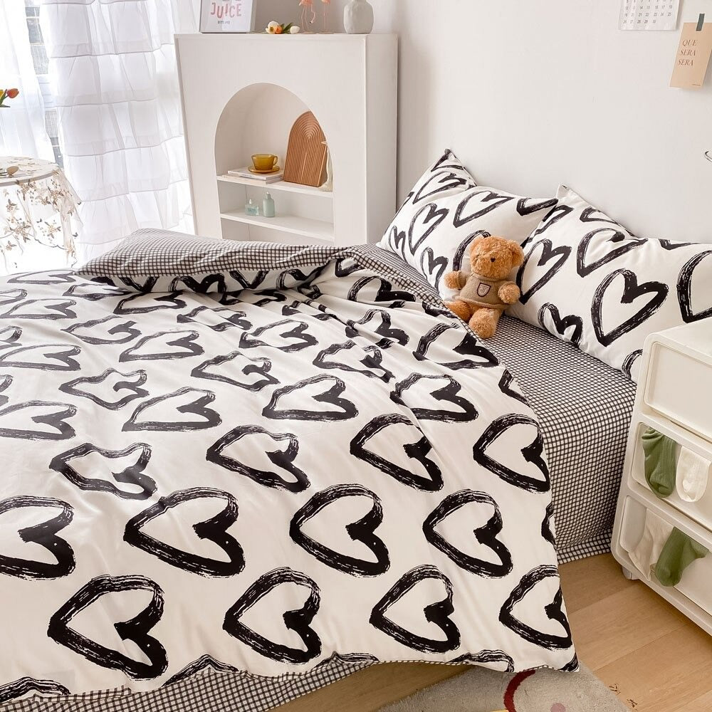 Hand-Painted Heart Design Bedding Set - Queen Size Floral Duvet Cover & Pillowcases - Perfect for Romantic Bedrooms & Valentine's Gift