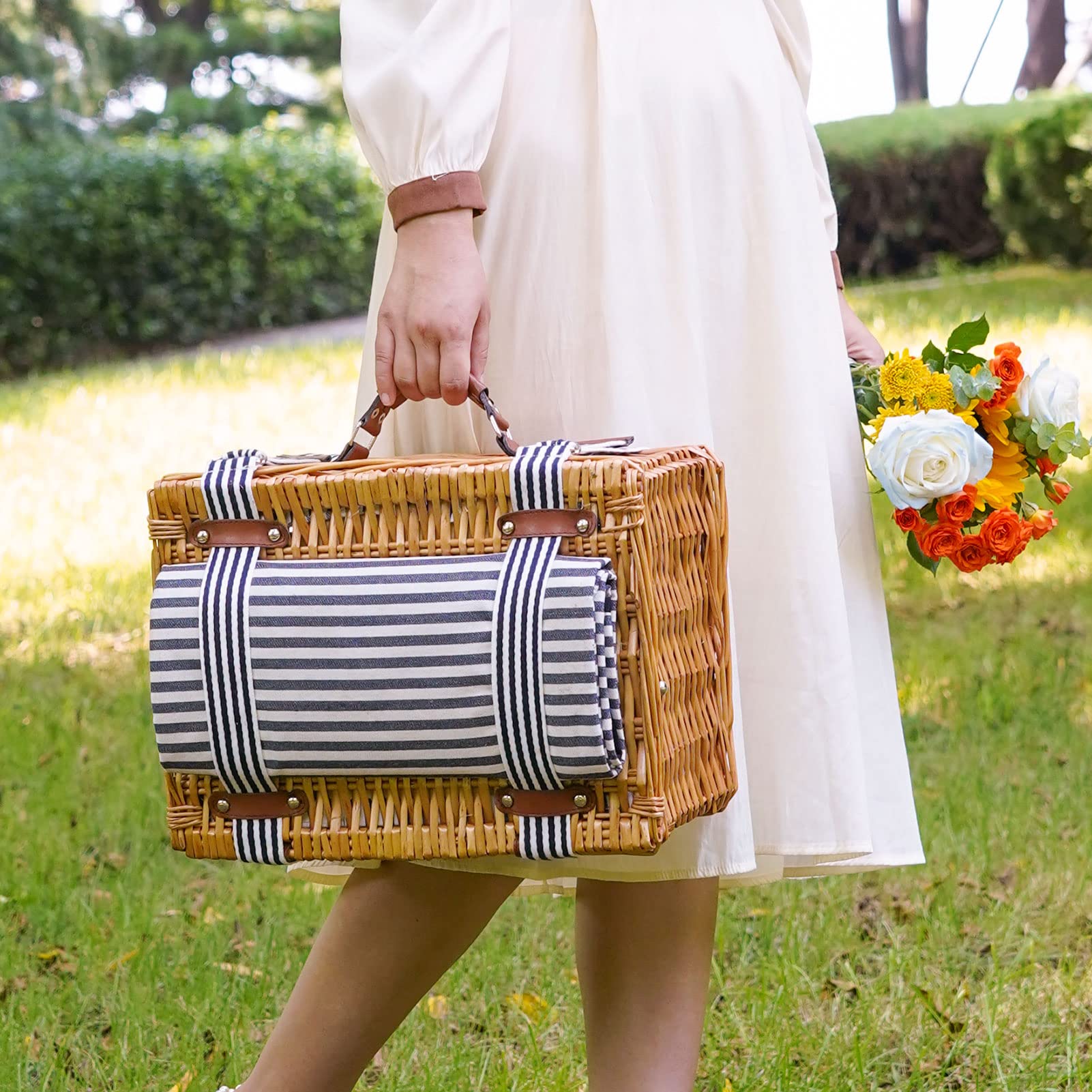 Handmade Willow Picnic Basket Set for 4 Persons with Insulated Cooler, Cutlery Kit & Blanket - Perfect for Couples, Valentine's Day, Birthday, Wedding Gifts - Ideal for Outdoor Picnics, Beach Trips, Camping and Romantic Dates