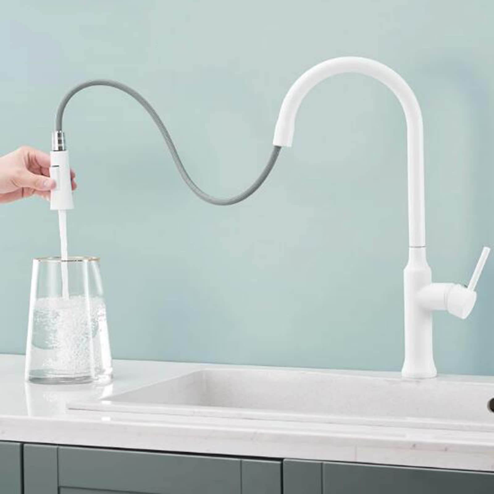 Brass Single Hole Kitchen Faucet with Pull-Out Spray - Perfect for Modern Kitchens