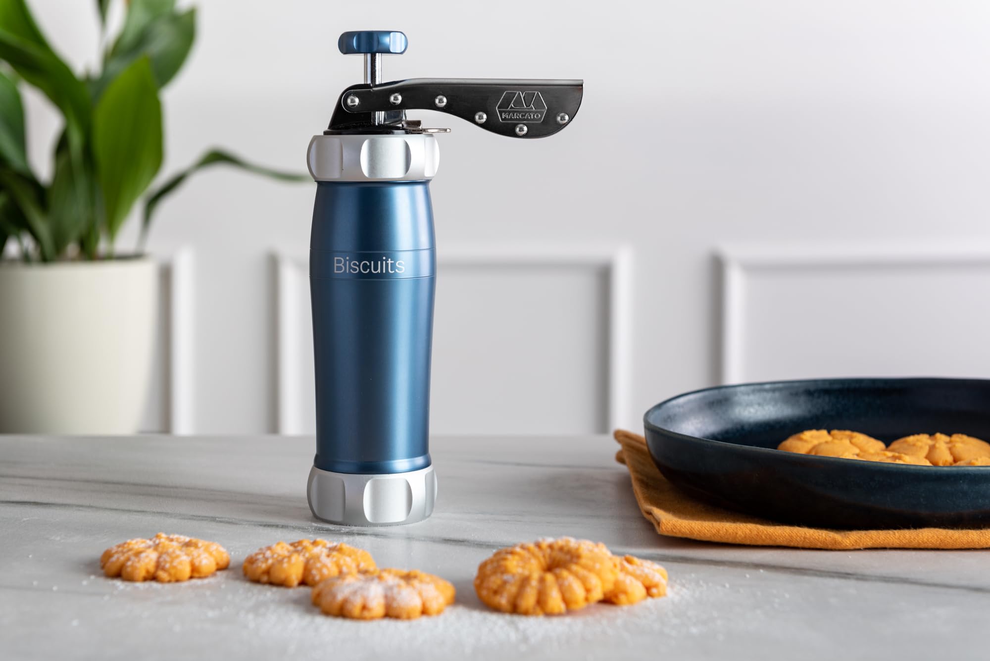 Marcato Biscuits Powder Blue Biscuit Maker - Anodized Aluminum Cookie Press with Multiple Shape Discs (25 x 10 x 5 cm) - Easy to Use for Holiday Baking, Tea Parties & Homemade Cookies