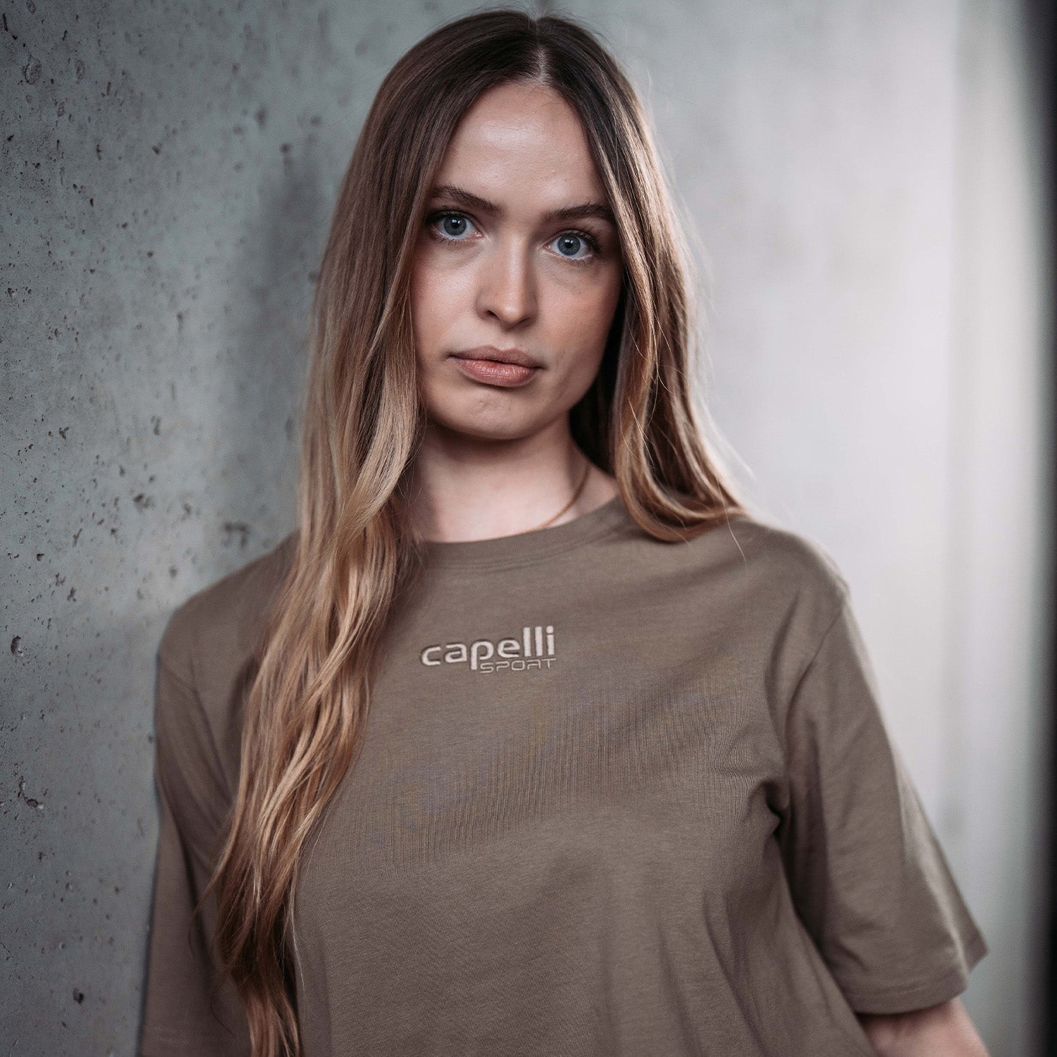 Women's Oversized Cropped T-Shirt in Tonal Colors - Casual Streetwear for Everyday Wear & Layering Outfits