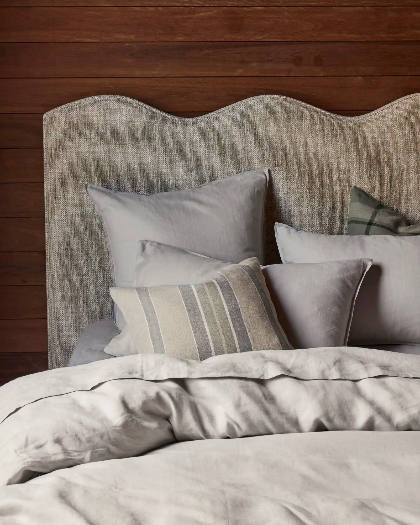 Ravello Luxury Flat Sheet in Silver - Ultra Soft & Breathable Bedding for a Comfortable Sleep | Perfect for Master Bedrooms, Guest Rooms & Hotels