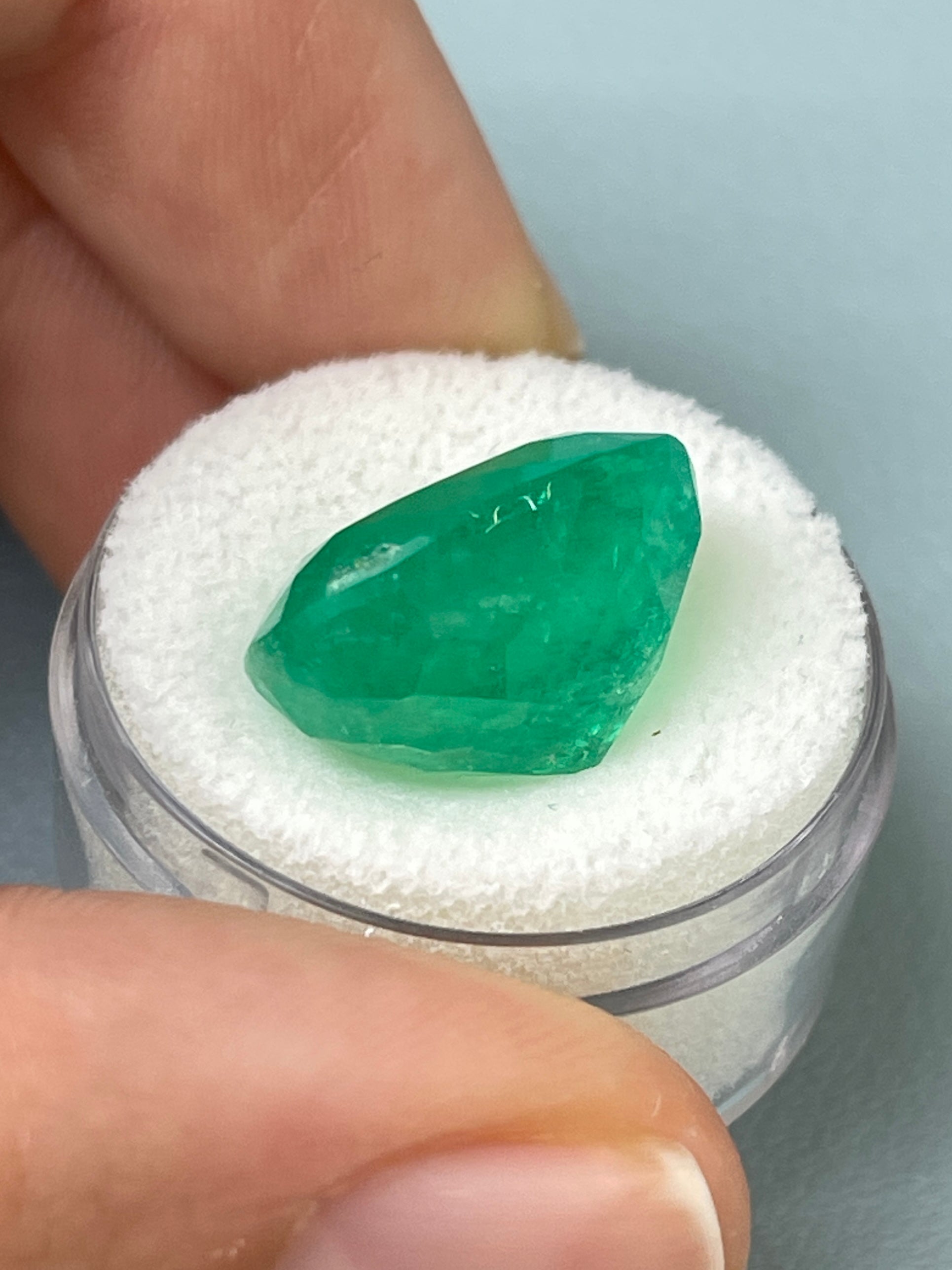 14.72 Carat Natural Colombian Emerald - 17.4x13.3mm Oval Cut Loose Gemstone, Vivid Grassy Green Color for Jewelry Making, Engagement Rings & Luxury Gifts