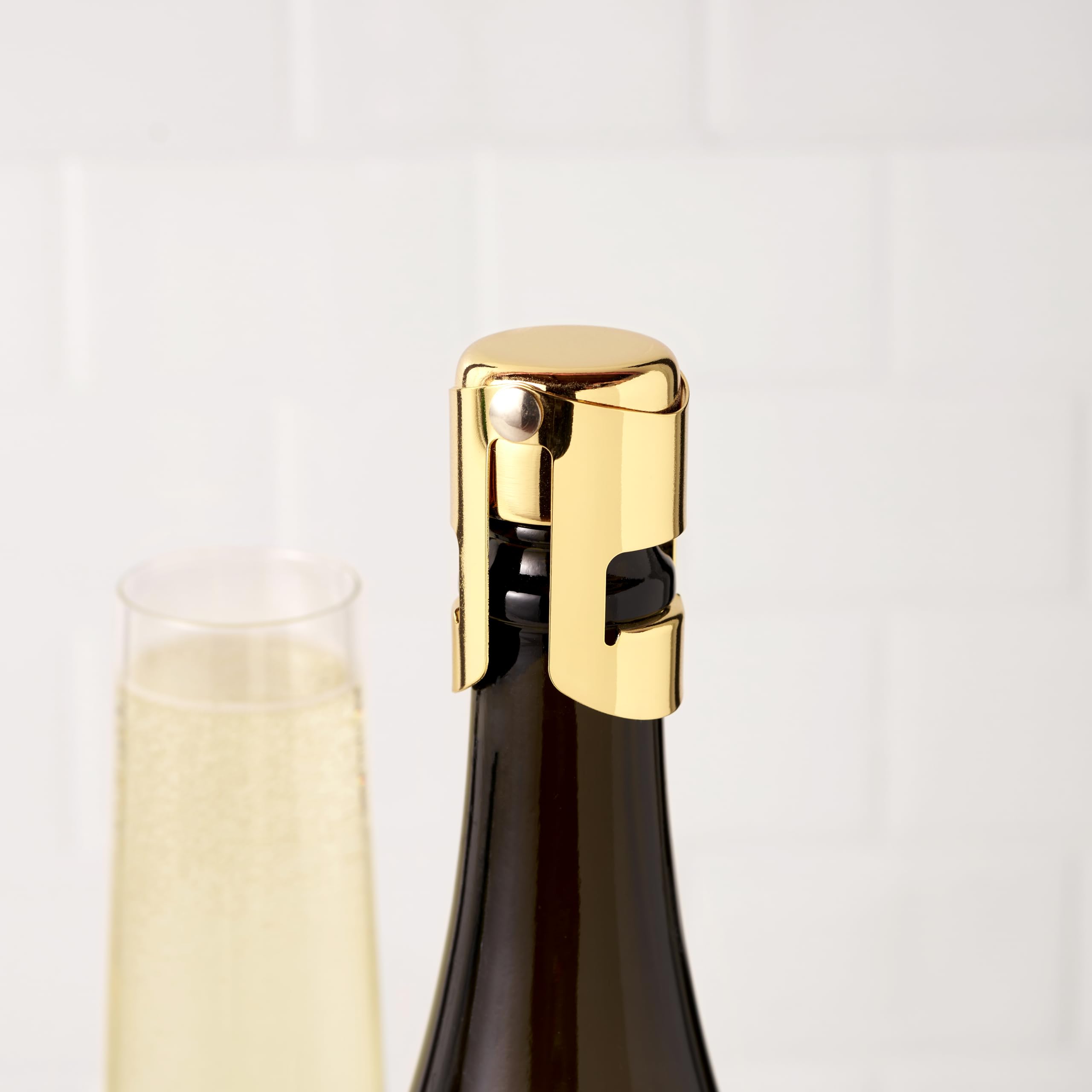 True Fizz Champagne Stoppers for Bottles - Premium Sparkling Wine Preserver & Wine Accessories Set (Gold, 1-Pack) - Perfect for Parties, Weddings & Home Entertaining