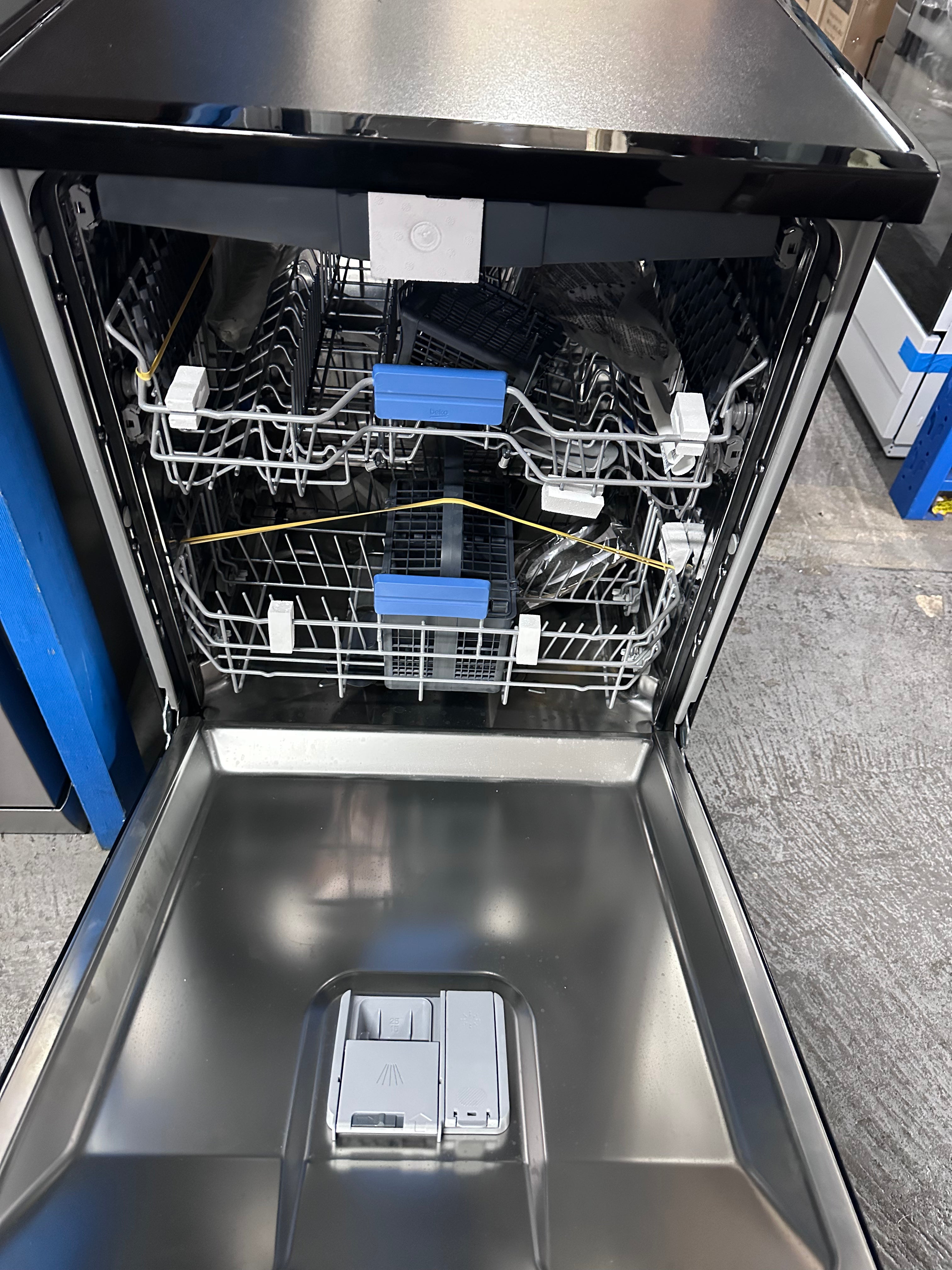 Beko BDFB1630B 16 Place Setting Freestanding Dishwasher in Glossy Black - Factory Second | Energy Efficient Dishwasher for Large Families & Entertaining | Perfect for Kitchens with Heavy Dishwashing Needs