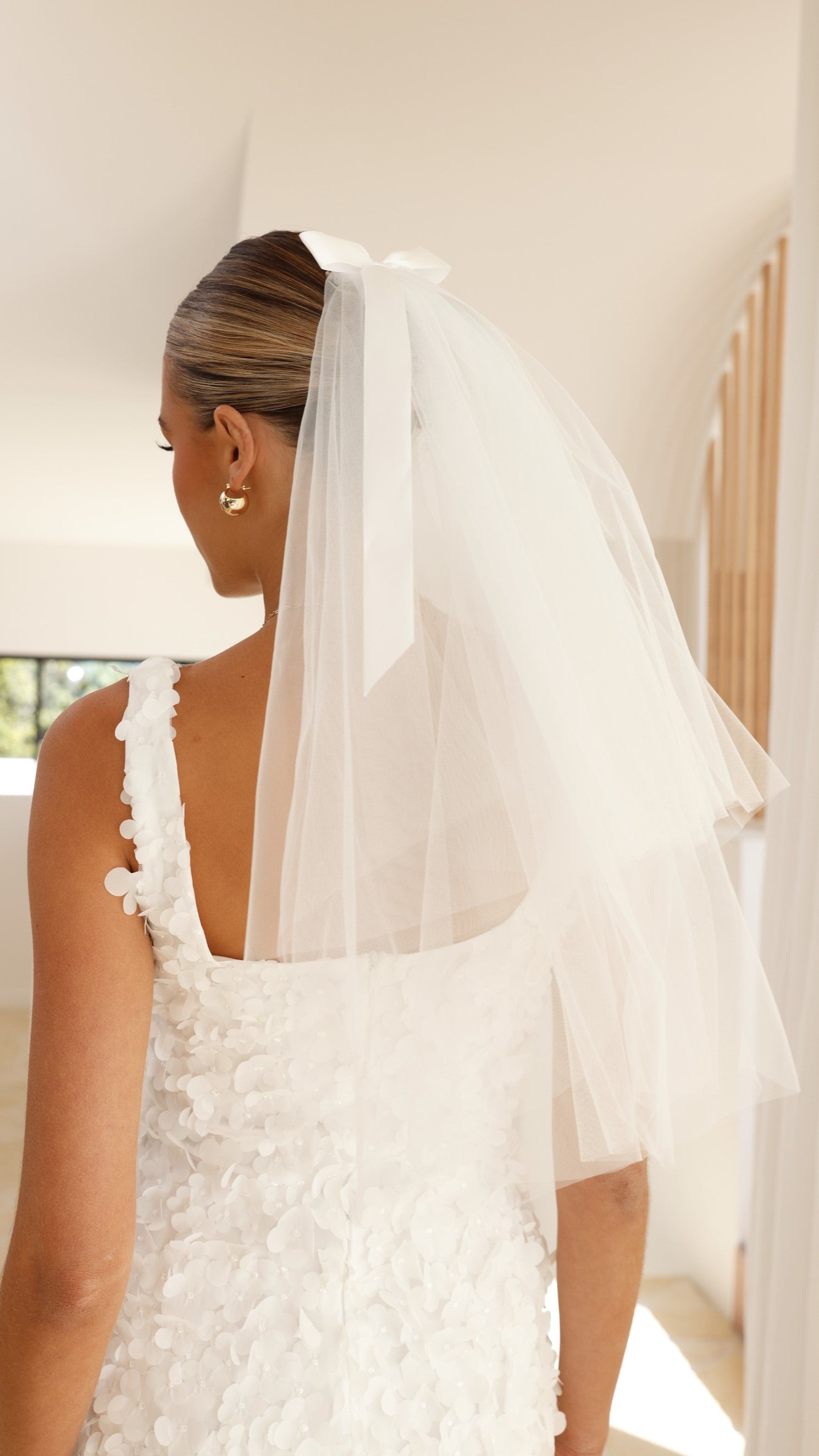 White Love Is In The Air Veil - Elegant Wedding Accessory for Brides, Bridesmaids & Romantic Photo Shoots