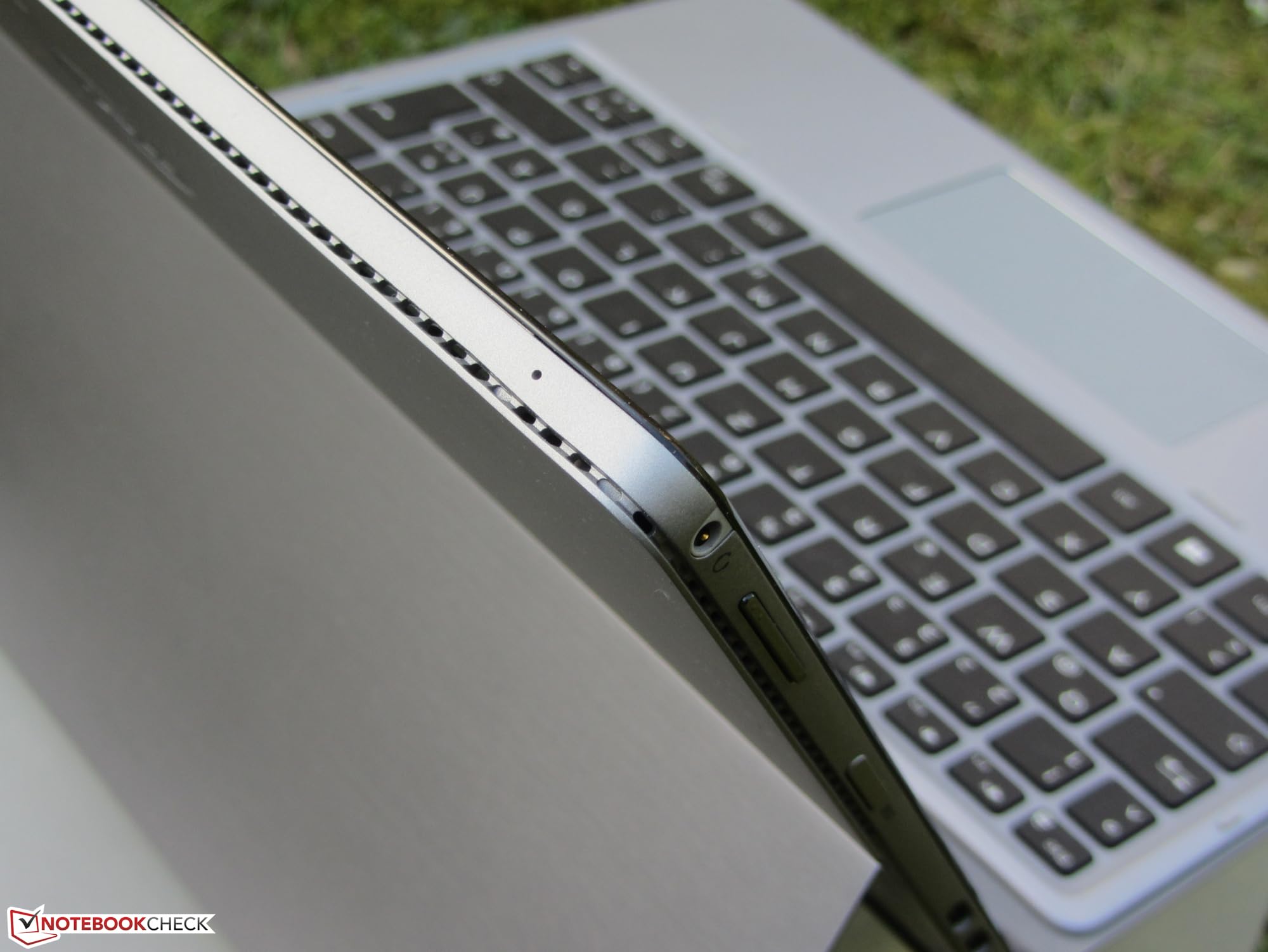Refurbished Dell Latitude 7210 2-in-1 Business Laptop - 12.3