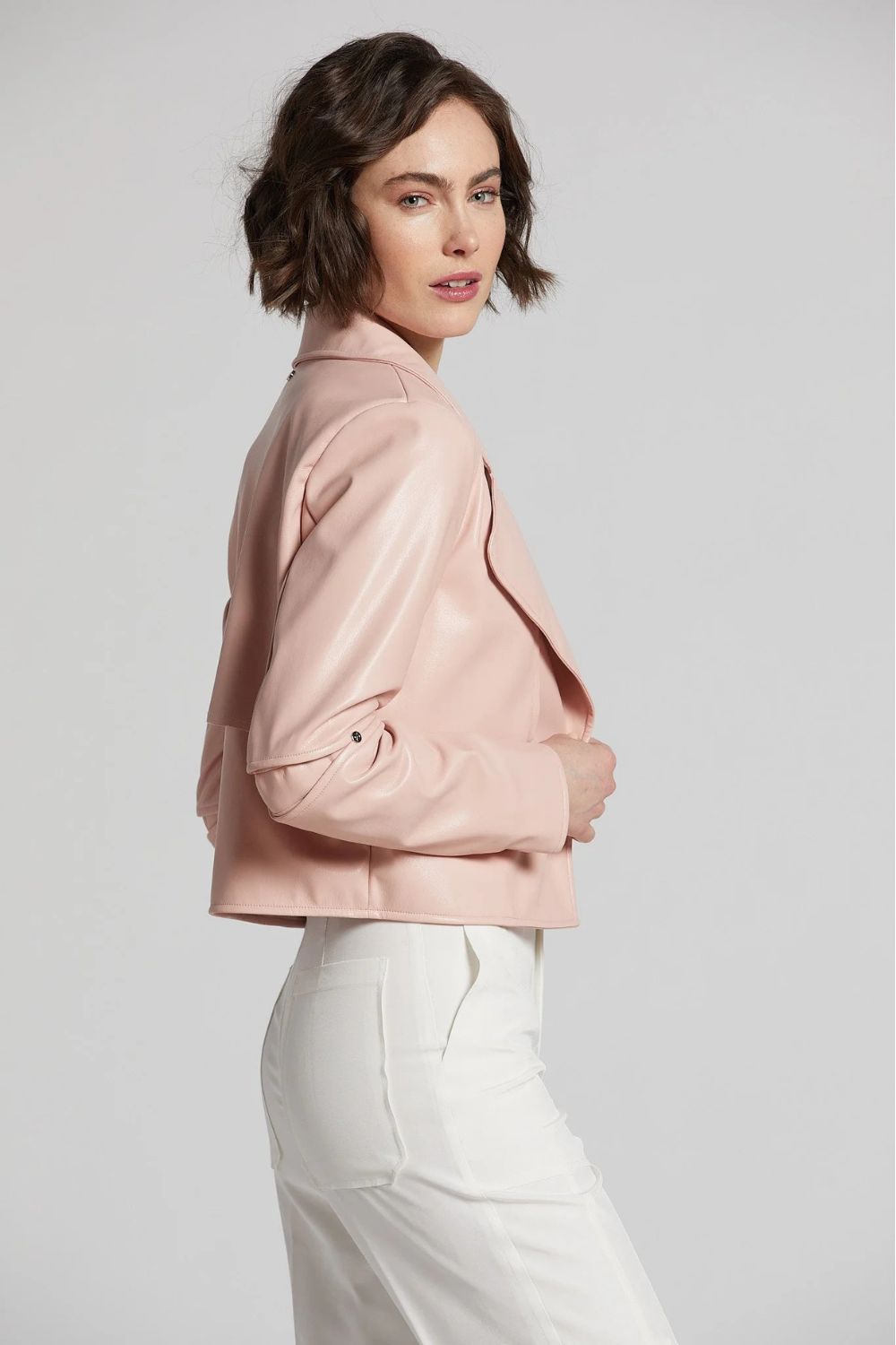 Stylish Ninon Short Leather Jacket for Women - Trendy Faux Leather Biker Jacket with Zipper - Perfect for Casual Outfits, Night Out & Motorcycle Riding