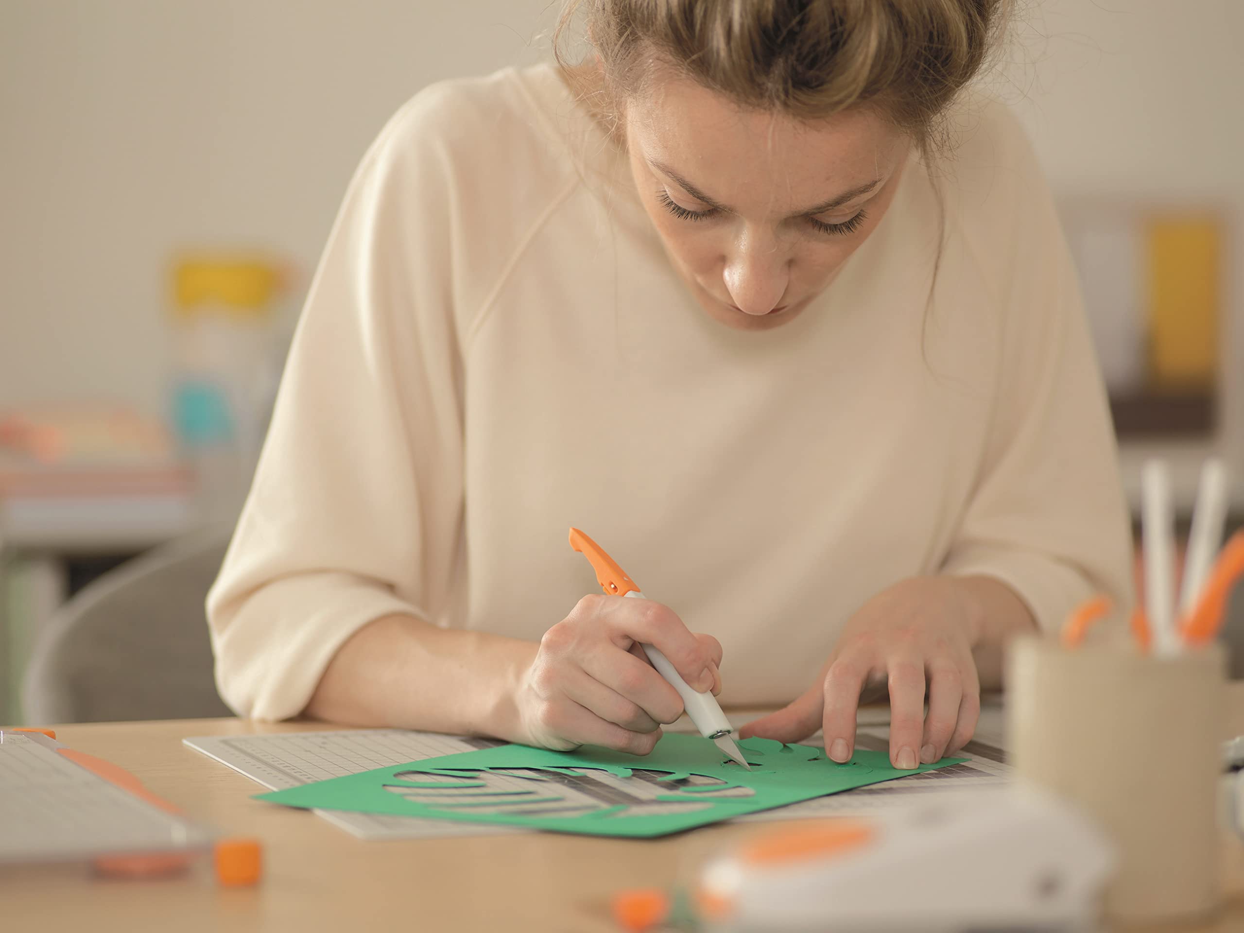 Fiskars Premium Precision Art Knife No.11 - High-Quality Steel Craft Knife with Ergonomic Plastic Handle (15.5cm Total Length) - Includes 1 No.11 Blade - White & Orange Design - Perfect for Scrapbooking, Model Making, and Detailed Crafting Projects (Model 1024386)