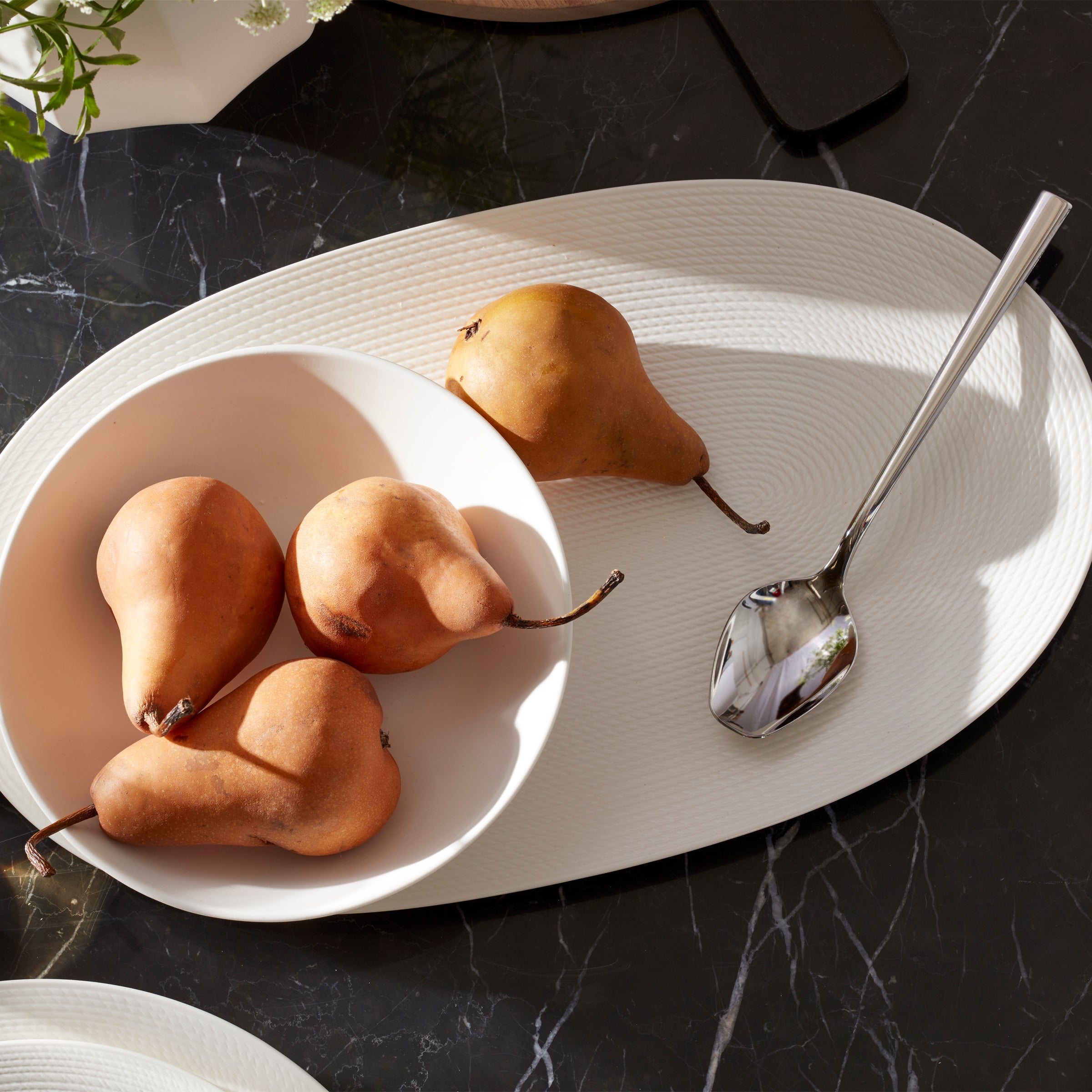 LX Collective White Oval Tray - Elegant Serving Tray for Home Decor, Dining & Entertaining - Perfect for Coffee Table, Bathroom Organizer or Wedding Gift