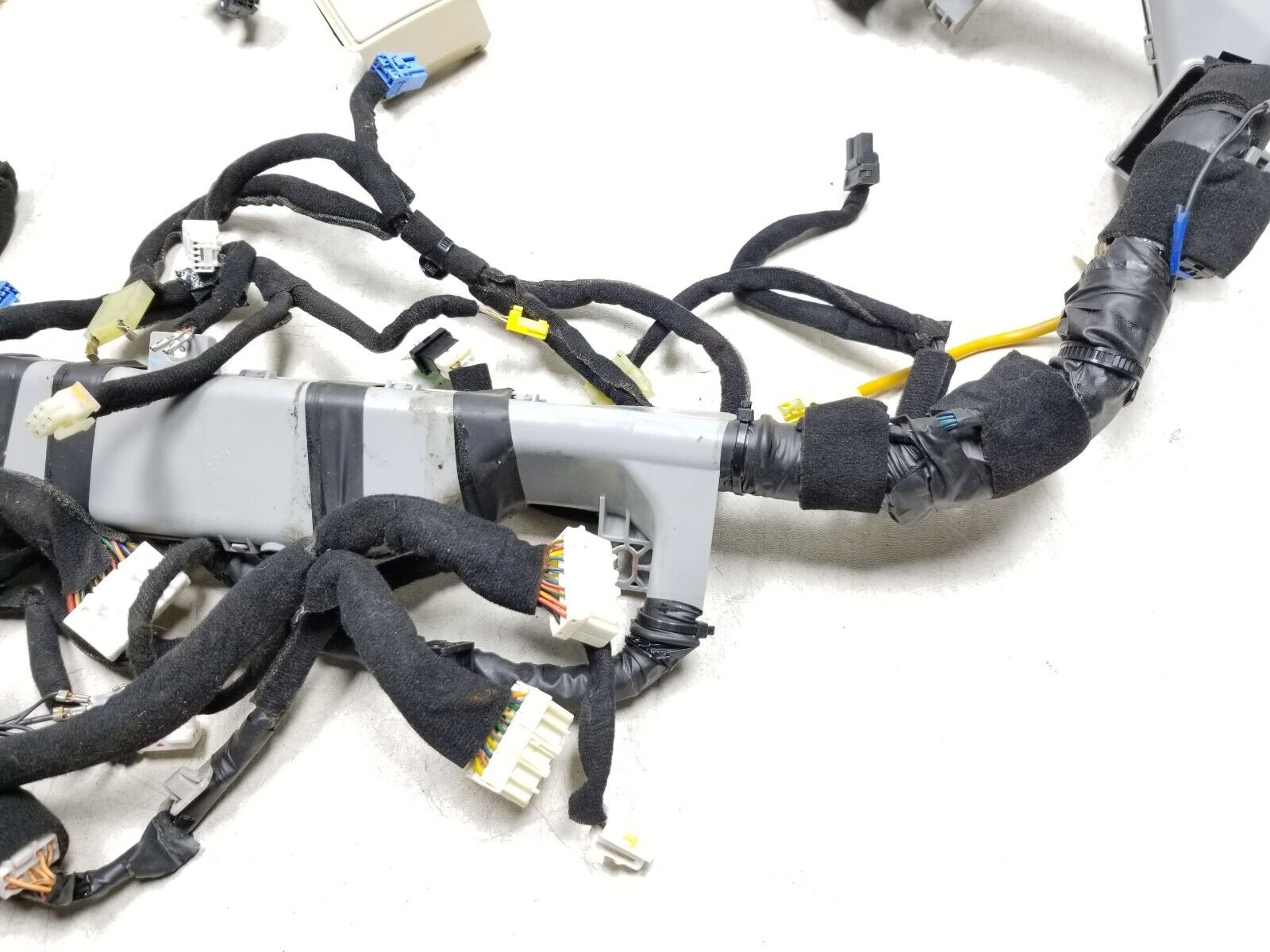 10 Hyundai Azera Dash Wire Harness OEM - Replacement for 2006-2010 Models - Perfect for Car Electrical Repairs & Upgrades