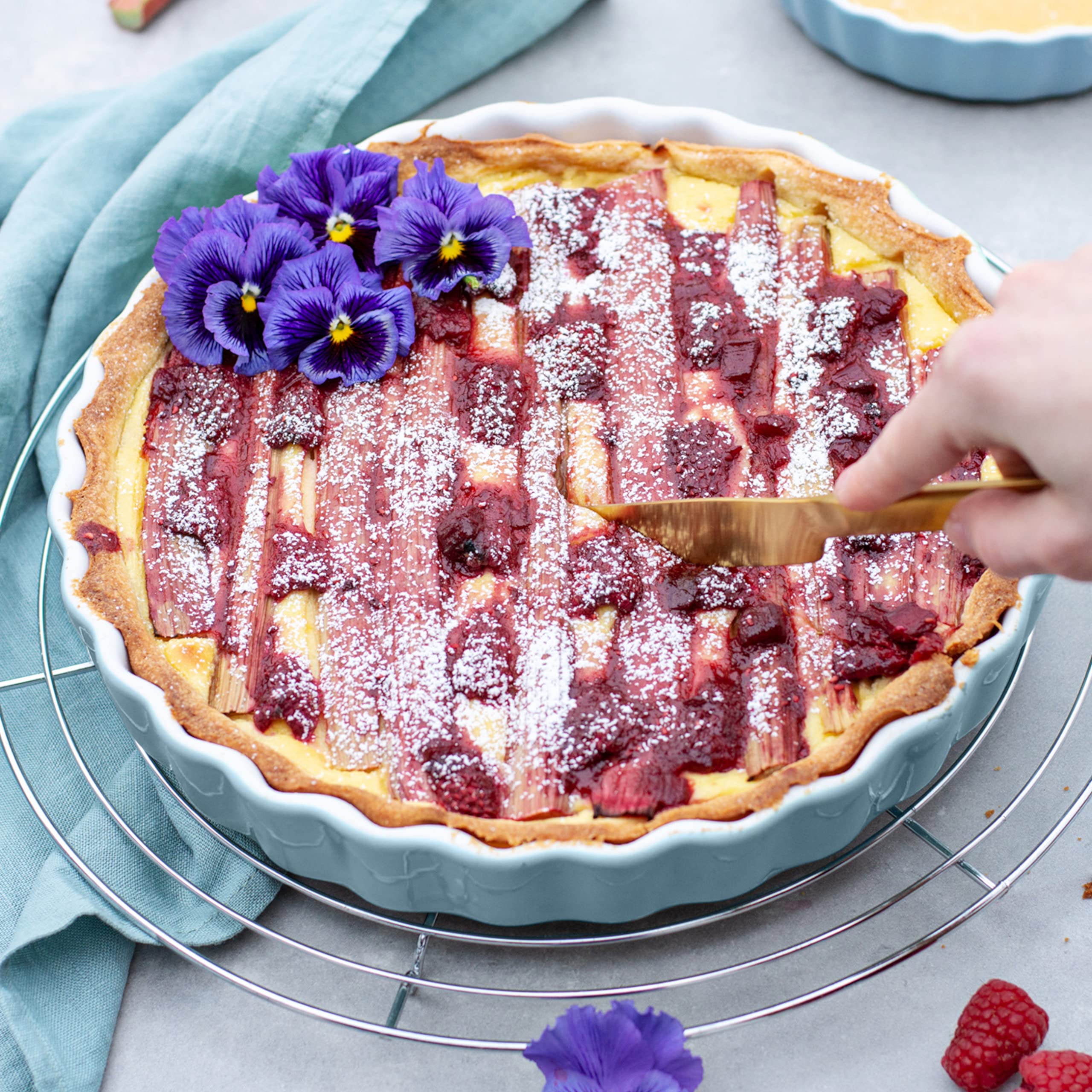 Blue Ceramic Pie Dish & Cake Tin - Kitchen Time Series Bakeware for Pies, Cakes & Desserts - Perfect for Baking, Holiday Meals & Family Gatherings
