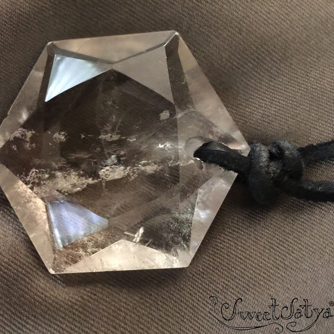 Hexagonal Crystal Pendant Necklace - Elegant Bohemian Jewelry for Women, Healing Stone Choker with Adjustable Chain, Perfect for Gifts, Meditation & Spiritual Healing