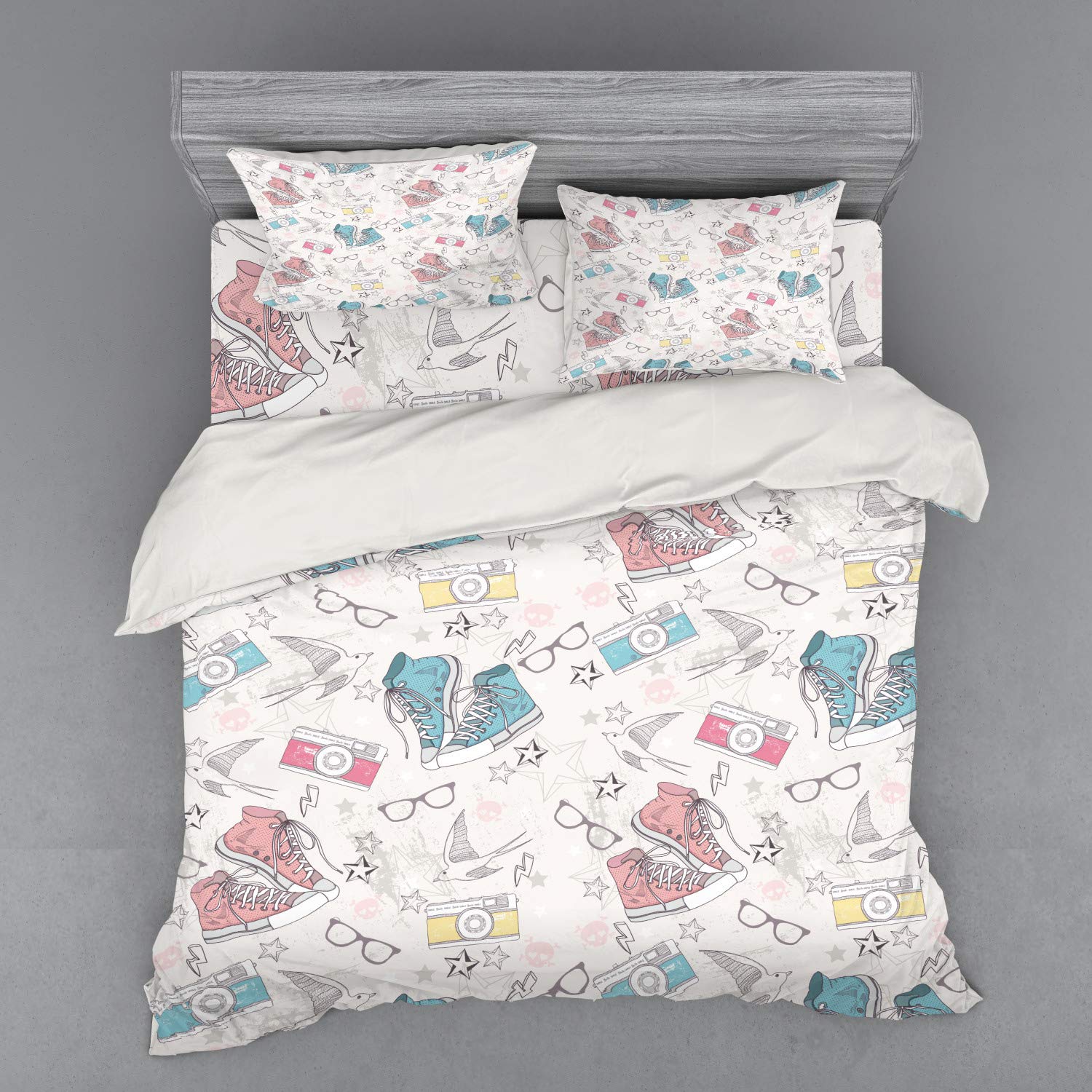 Ambesonne Vintage Grunge Bedding Set - 3 Piece Duvet Cover with Sham & Fitted Sheet, King Size, Retro Design Featuring Sneakers, Cameras, Glasses, Birds & Stars - Perfect for Bohemian & Hipster Bedrooms