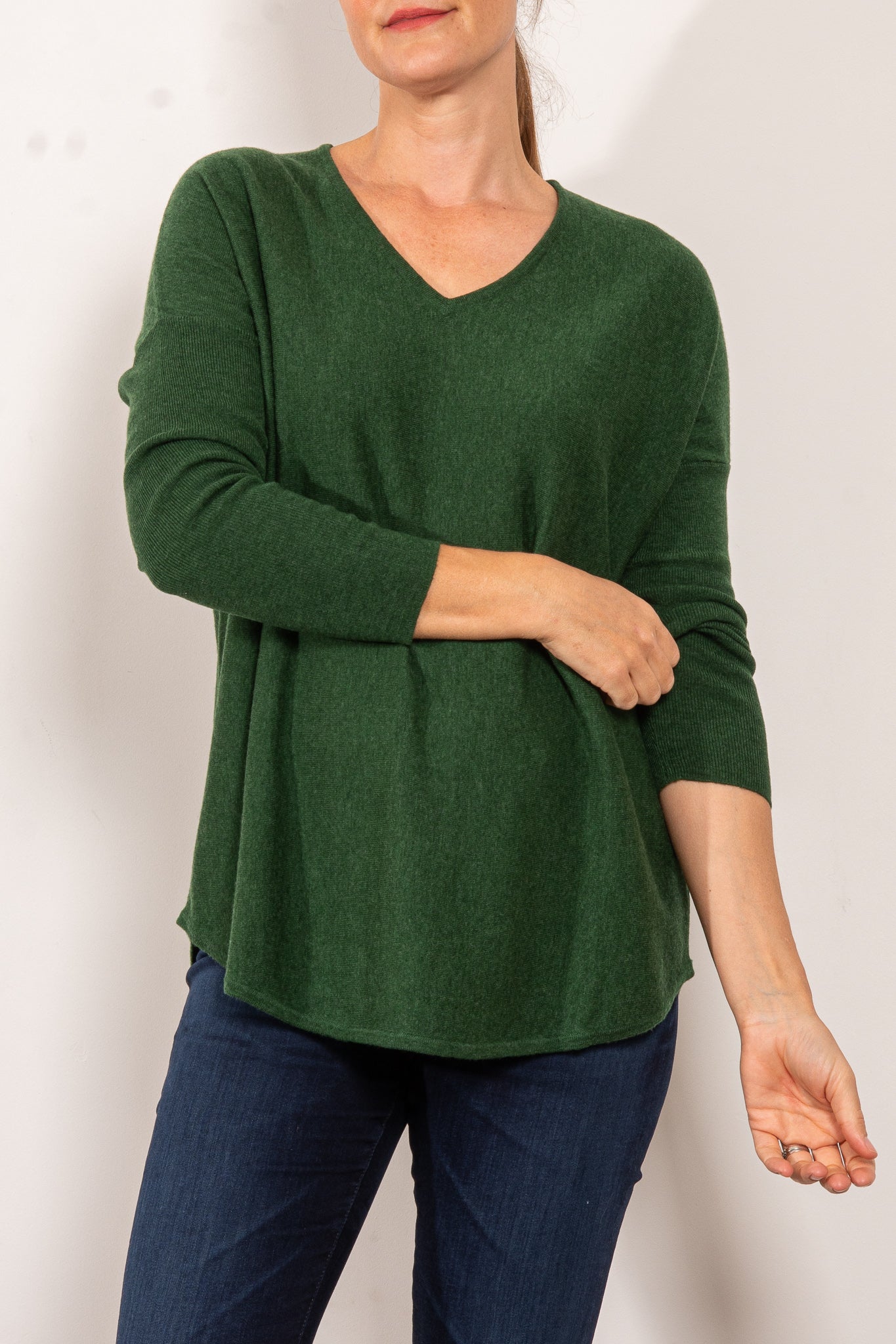 Bridge & Lord Women's Curved Hem V-Neck Jumper Sweater - Soft Knit Pullover for Casual Wear & Office Outfits